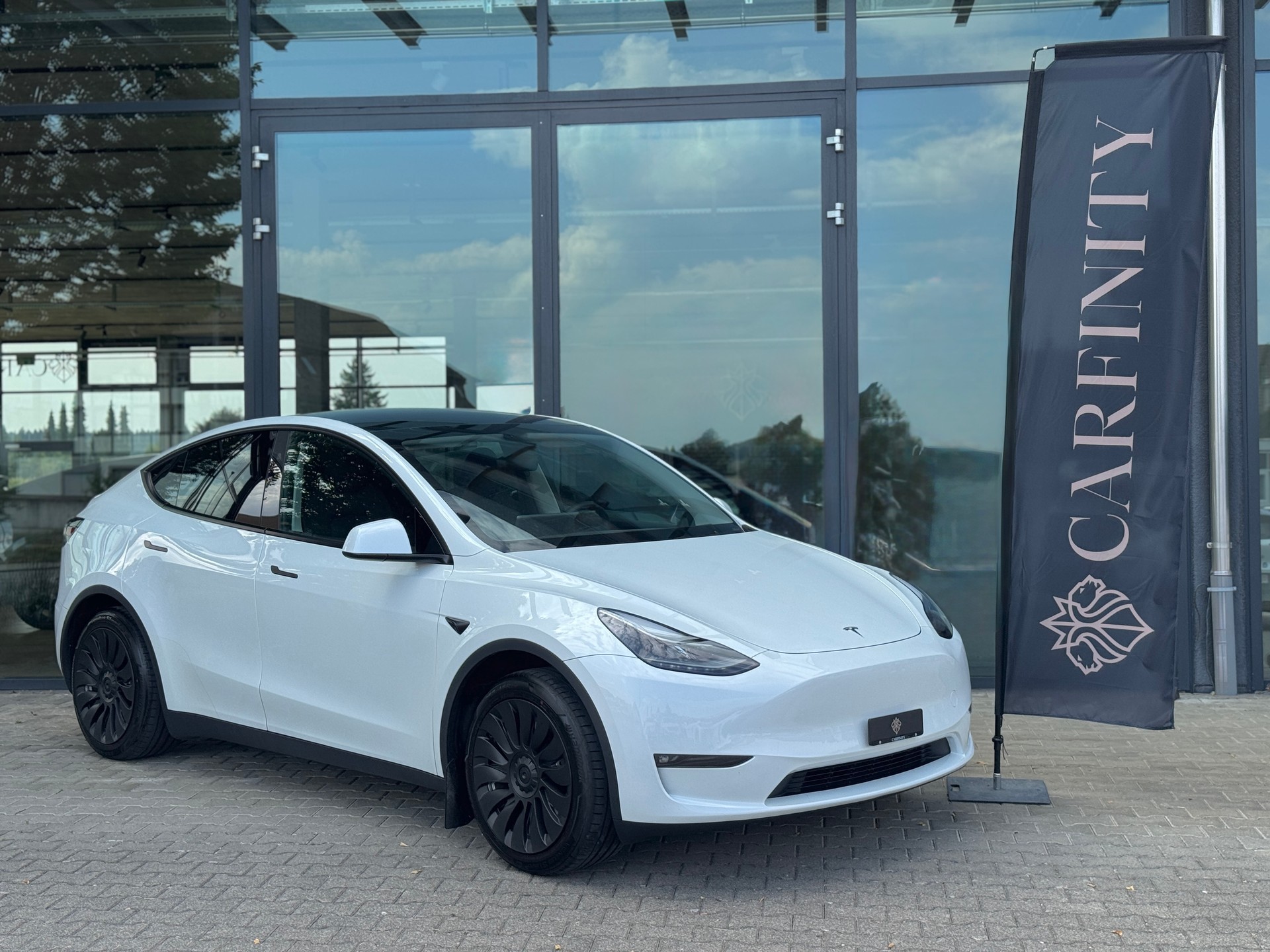 TESLA Model Y Long Range-image-0