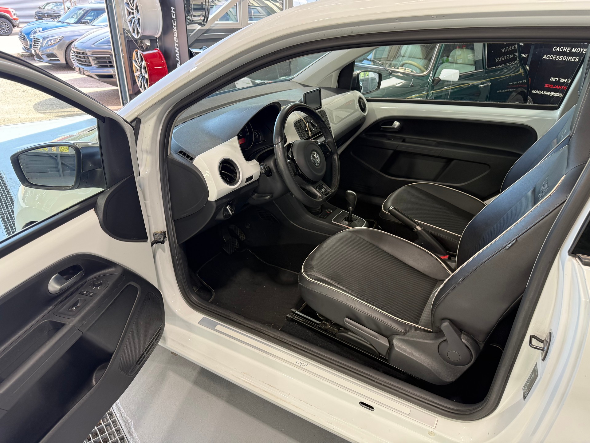 VW Up 1.0 white up ASG-image-9
