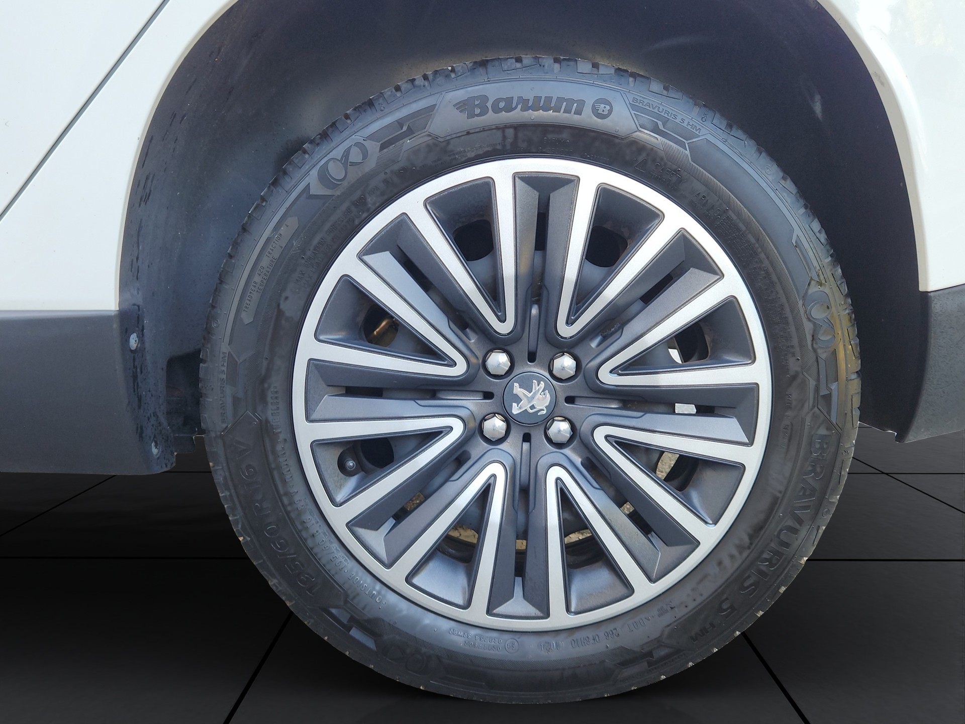 PEUGEOT 2008 1.2 PureTech Allure-image-17