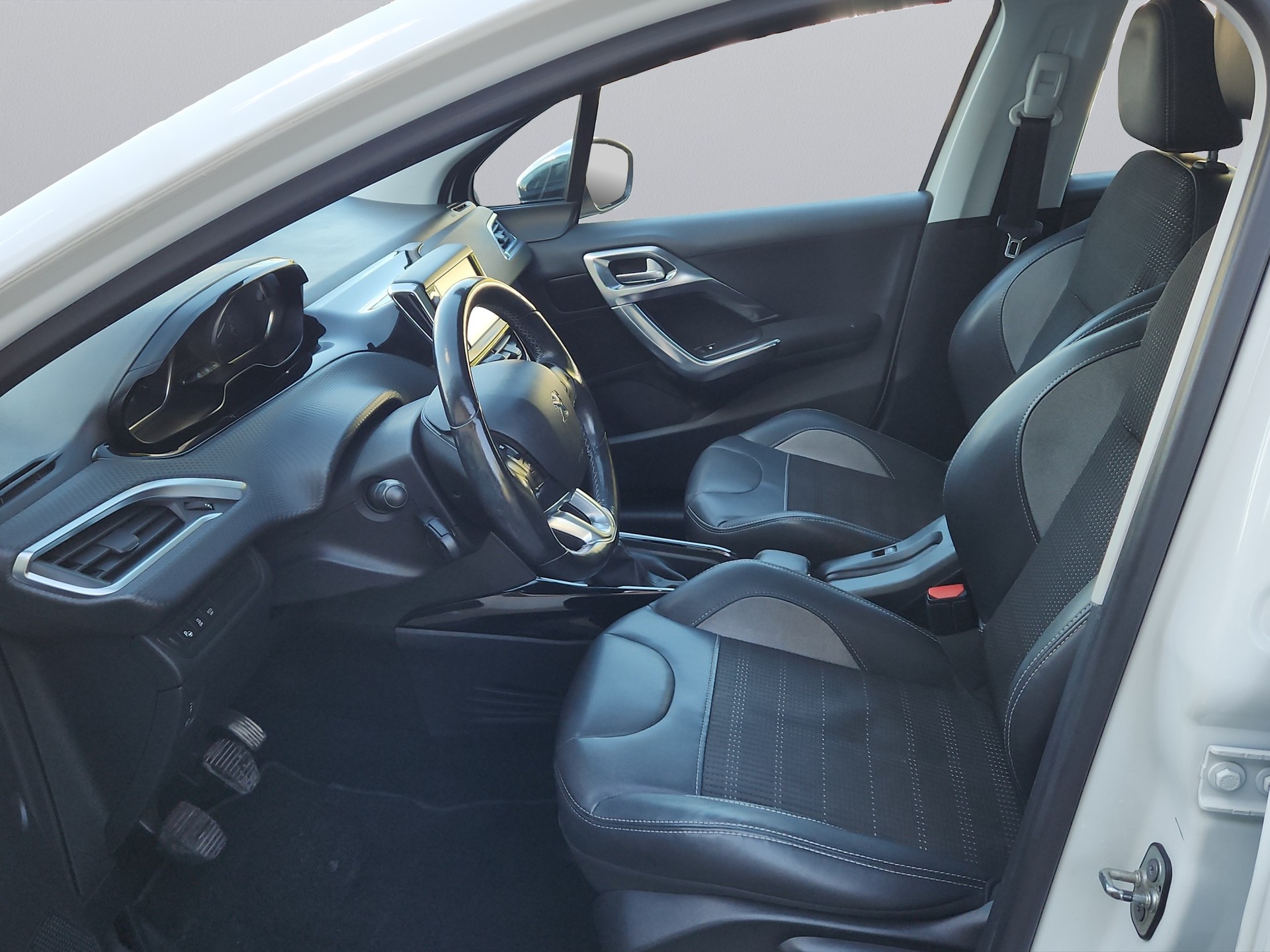 PEUGEOT 2008 1.2 PureTech Allure-image-10