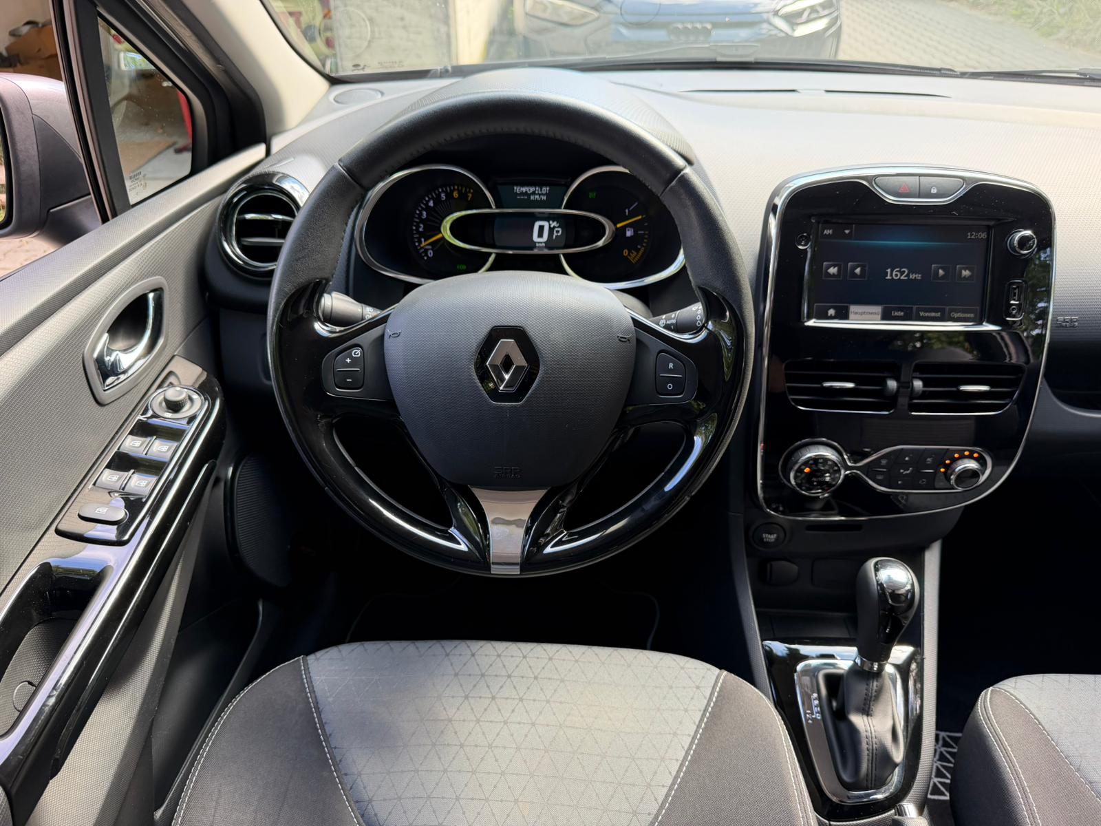 RENAULT Clio 1.2 16V T Swiss Edition EDC-image-19