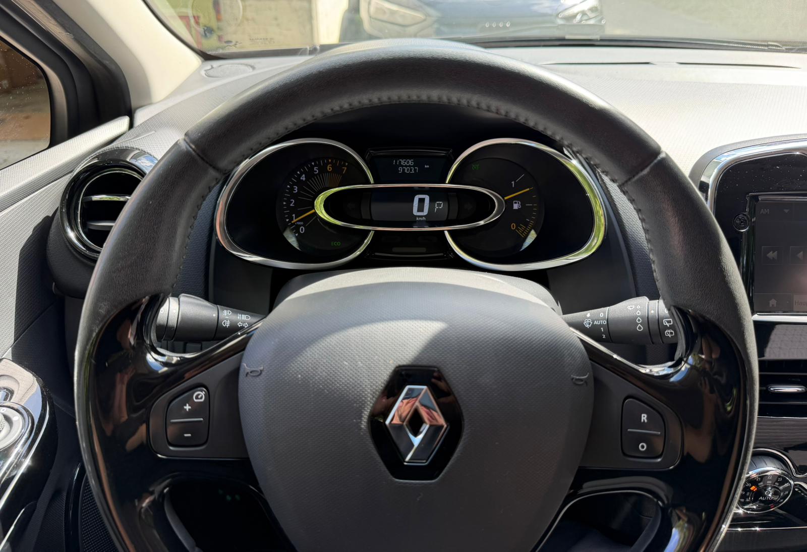 RENAULT Clio 1.2 16V T Swiss Edition EDC-image-23
