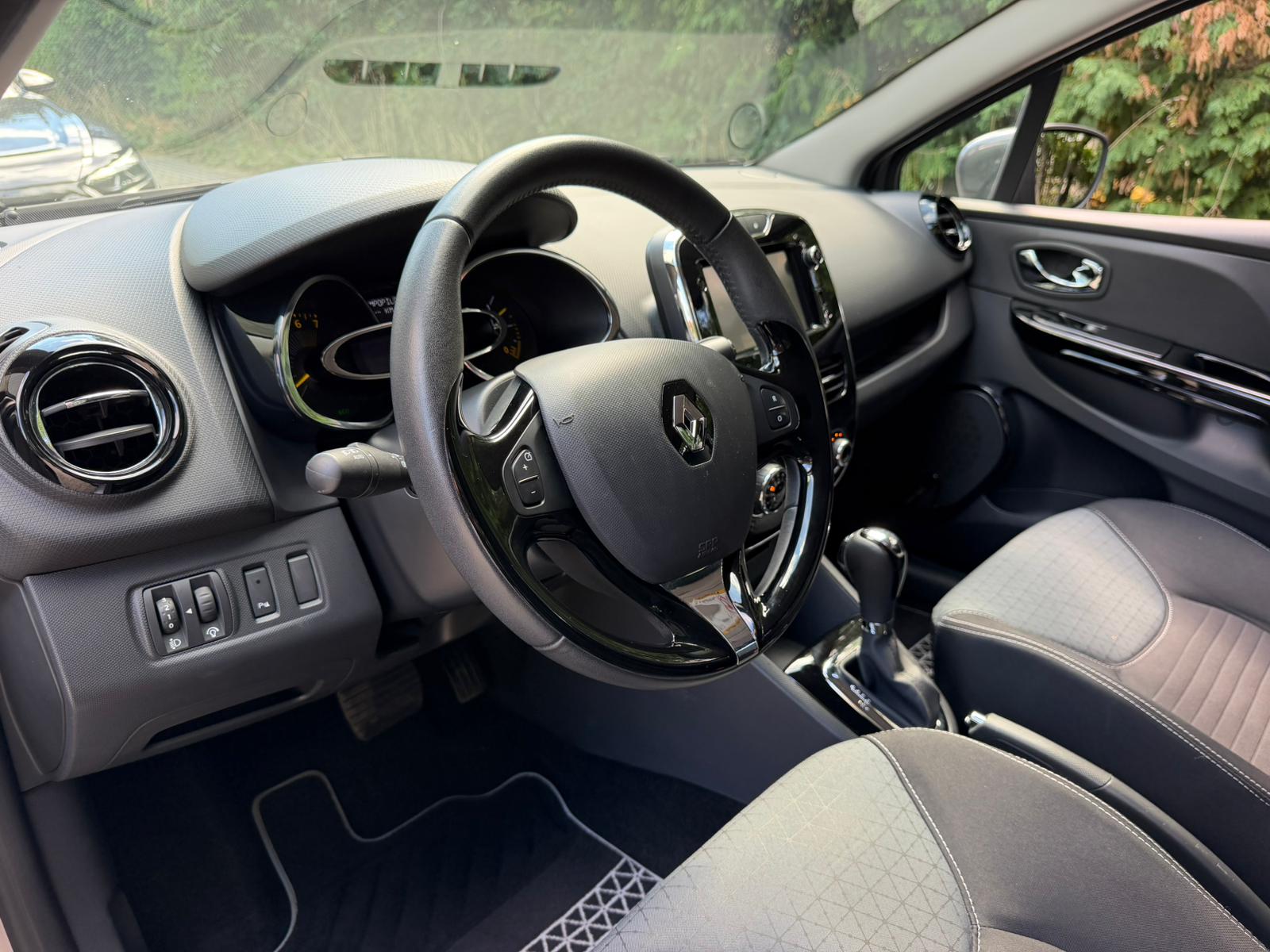 RENAULT Clio 1.2 16V T Swiss Edition EDC-image-10