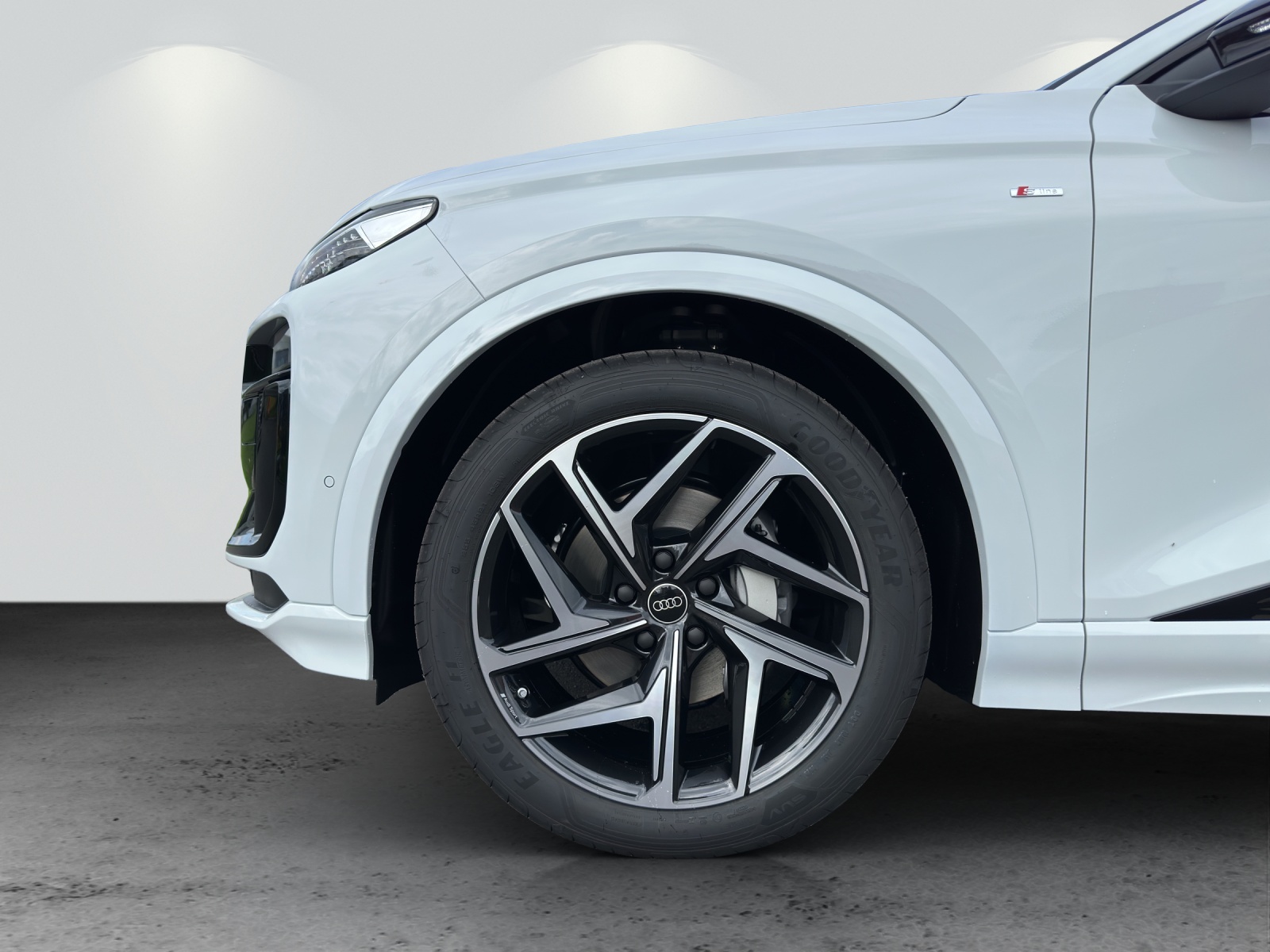 AUDI Q6 e-tron quattro-image-10