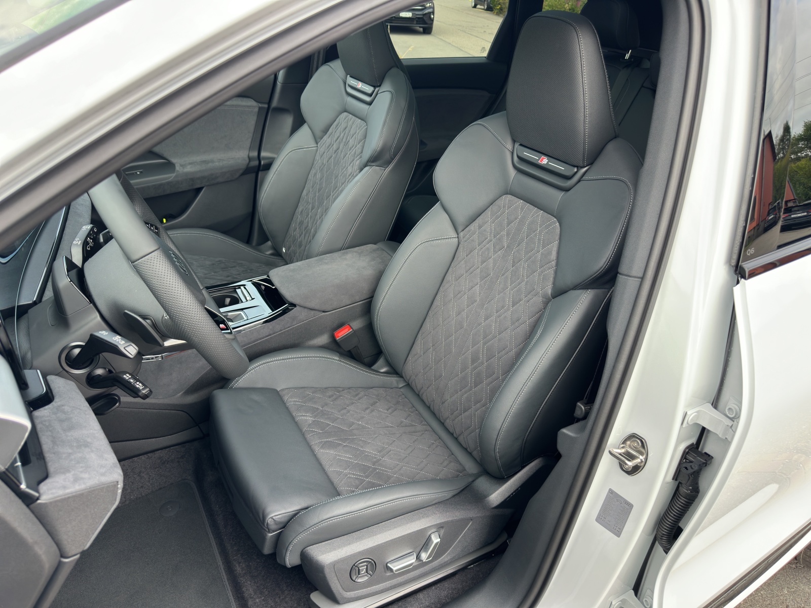 AUDI Q6 e-tron quattro-image-11