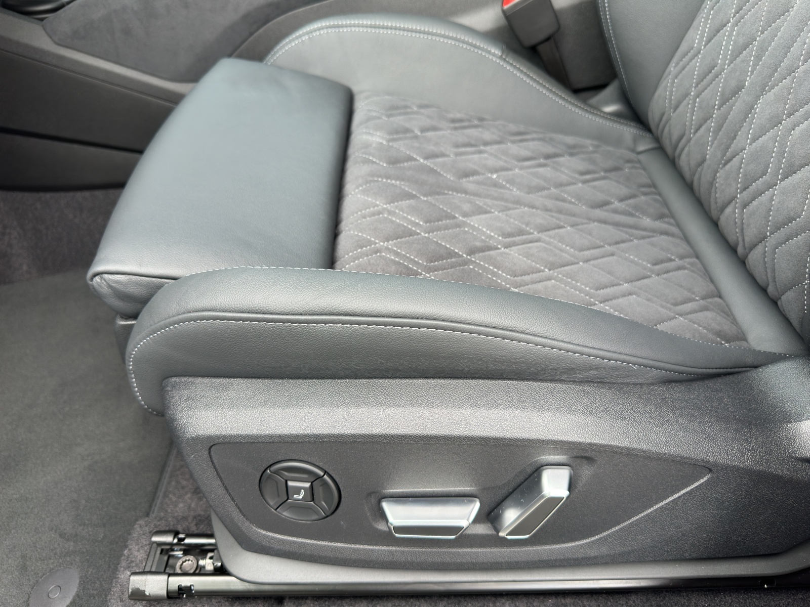 AUDI Q6 e-tron quattro-image-12