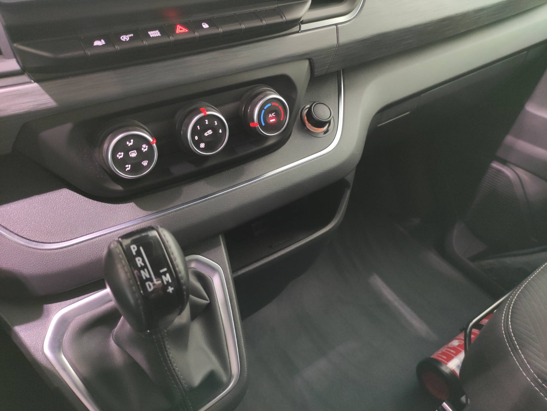 RENAULT Trafic Spacenomad 2.0 dCi Blue 170 iconic-image-10