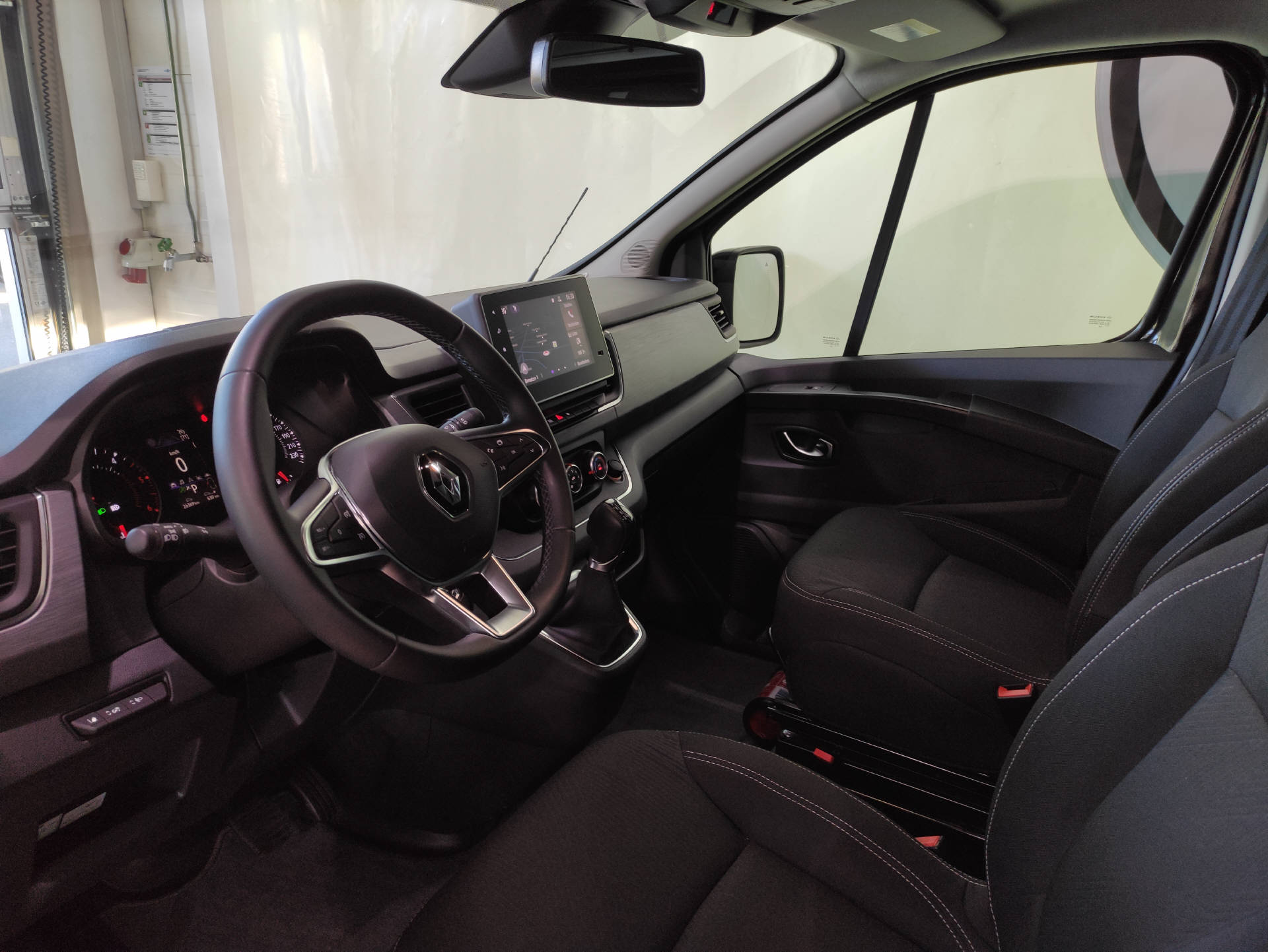 RENAULT Trafic Spacenomad 2.0 dCi Blue 170 iconic-image-3