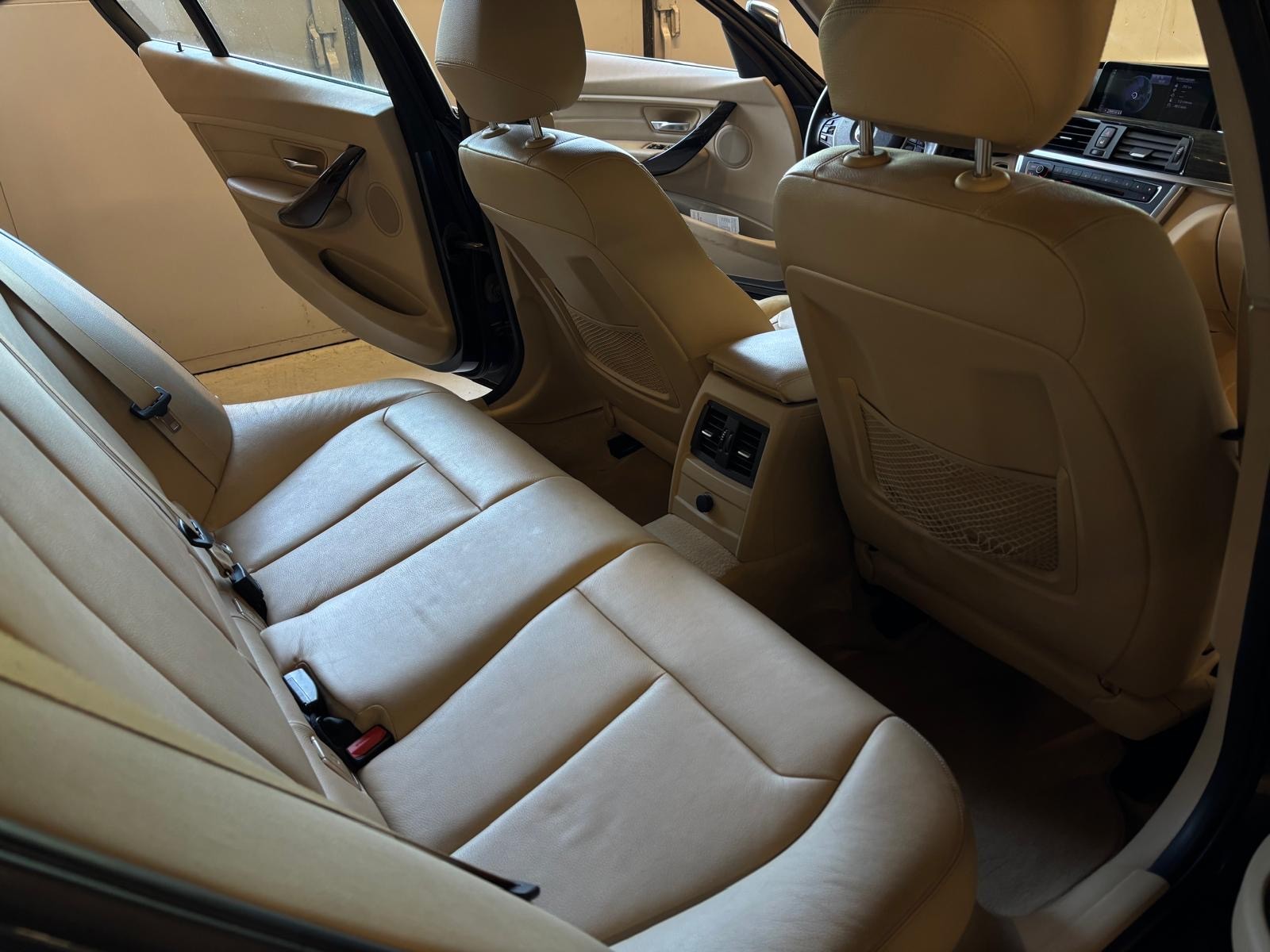 BMW 328i xDrive Steptronic-image-12
