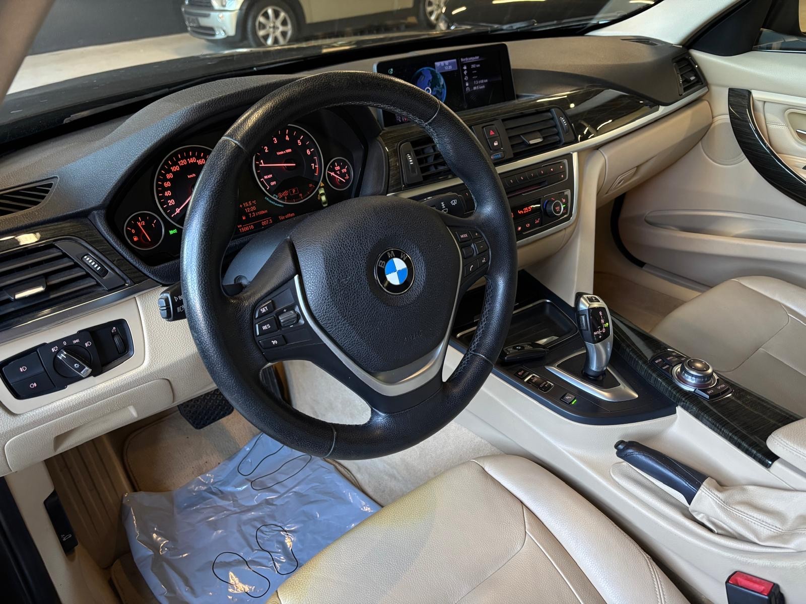 BMW 328i xDrive Steptronic-image-10