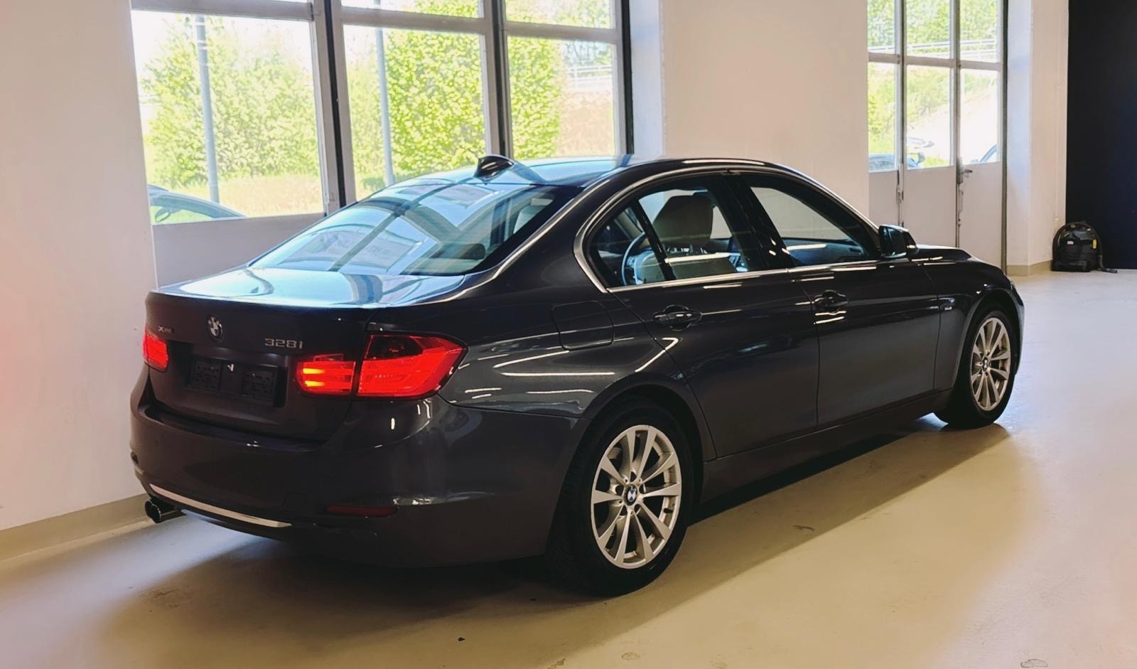BMW 328i xDrive Steptronic-image-6