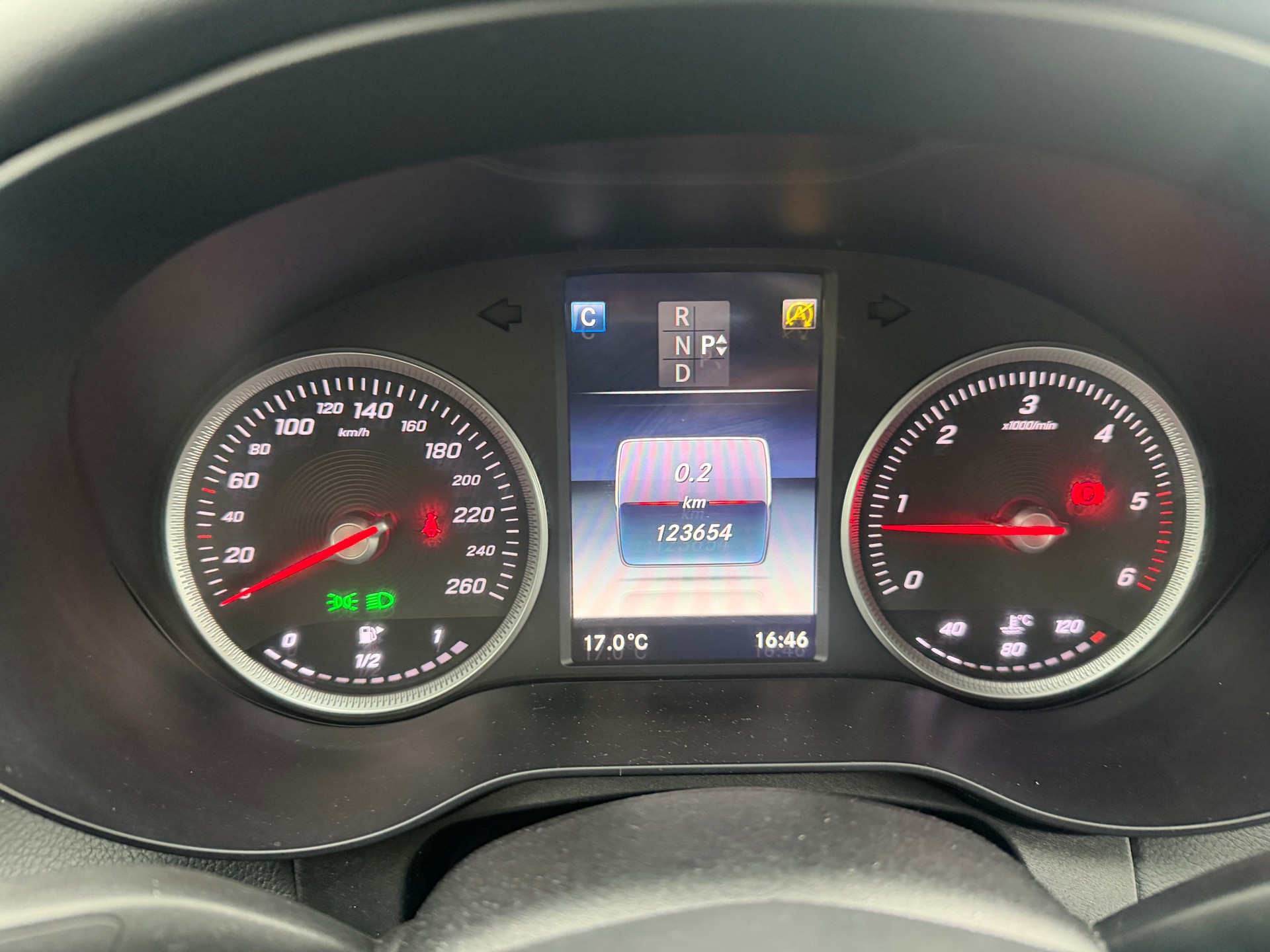 MERCEDES-BENZ C 220 d Avantgarde 9G-Tronic-image-12