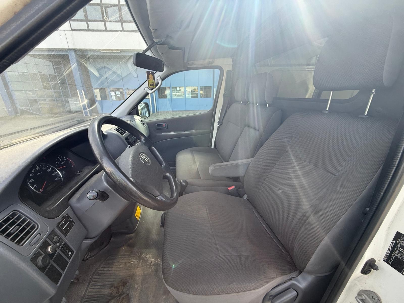 TOYOTA Hiace D-4D Van 4WD LWB-image-7