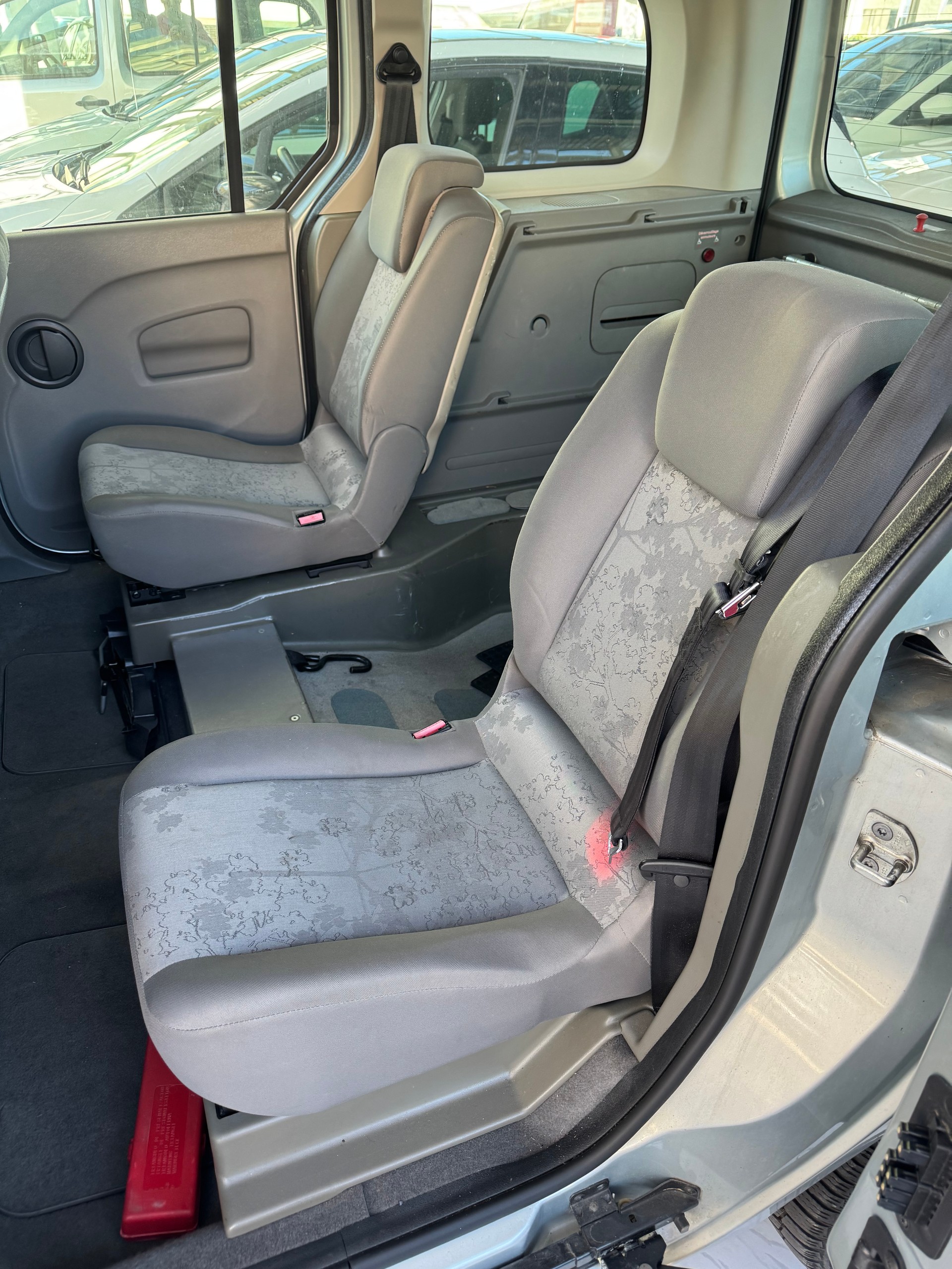 RENAULT Kangoo 1.6 16V Privilège*Behindertengerecht mit Rampe für Rollstuhl*-image-10