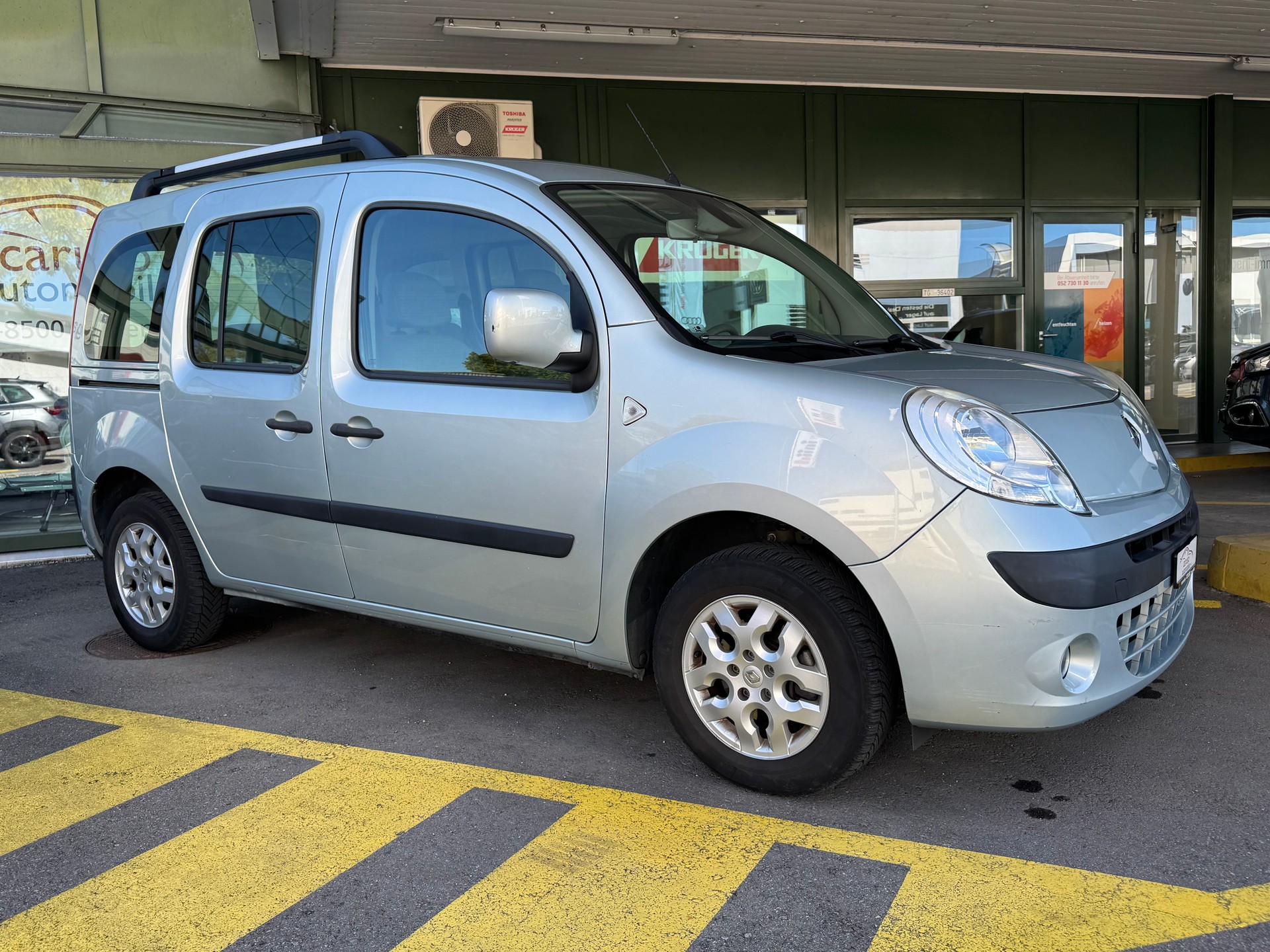 RENAULT Kangoo 1.6 16V Privilège*Behindertengerecht mit Rampe für Rollstuhl*-image-0