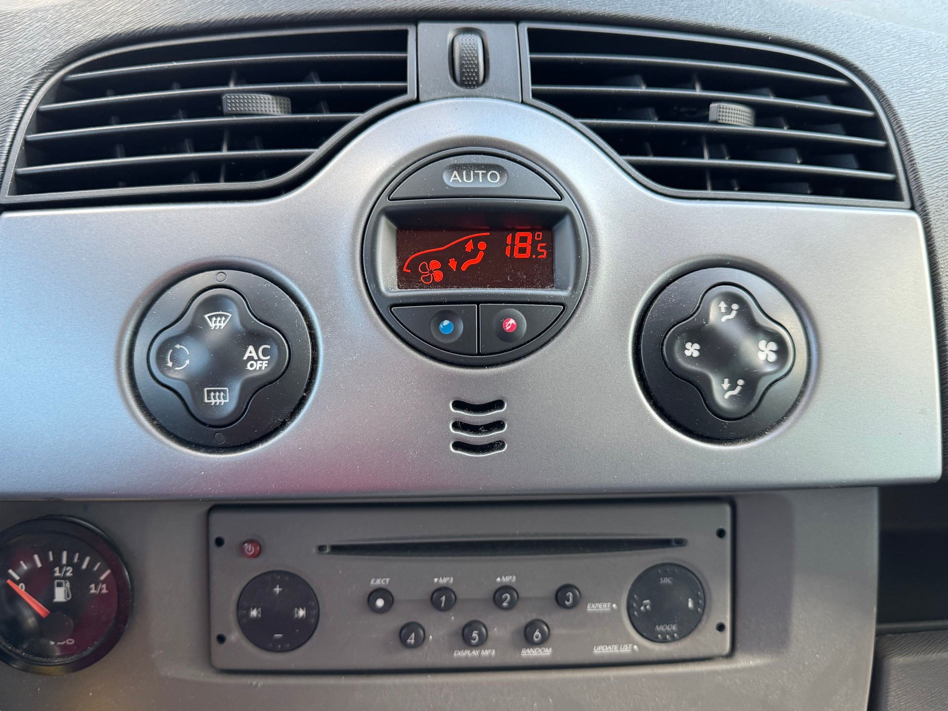 RENAULT Kangoo 1.6 16V Privilège*Behindertengerecht mit Rampe für Rollstuhl*-image-15