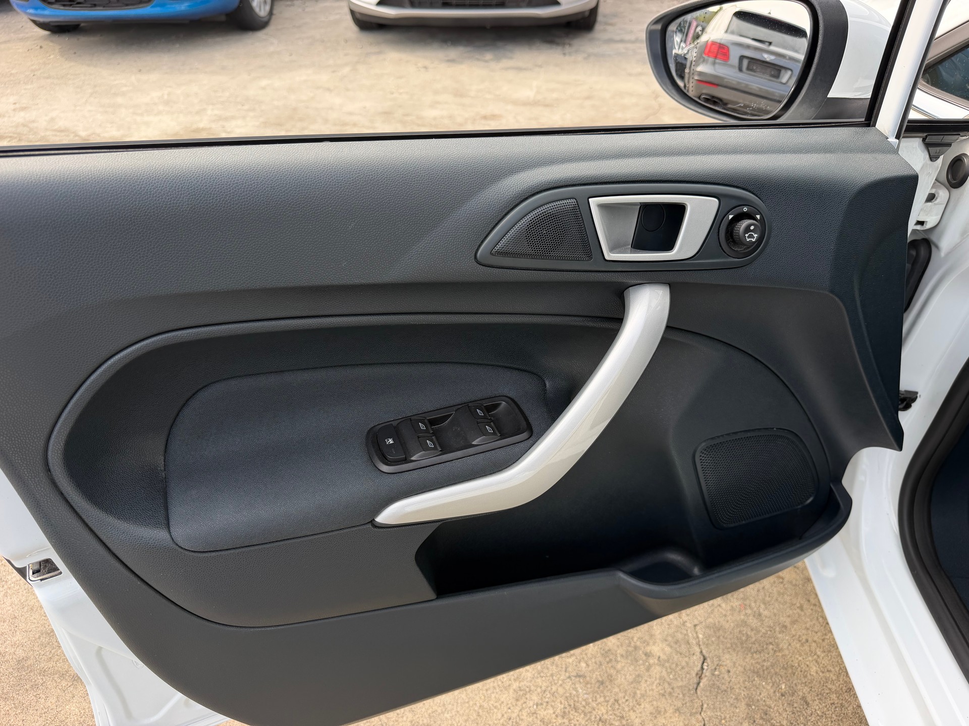 FORD Fiesta 1.4 16V Titanium-image-11