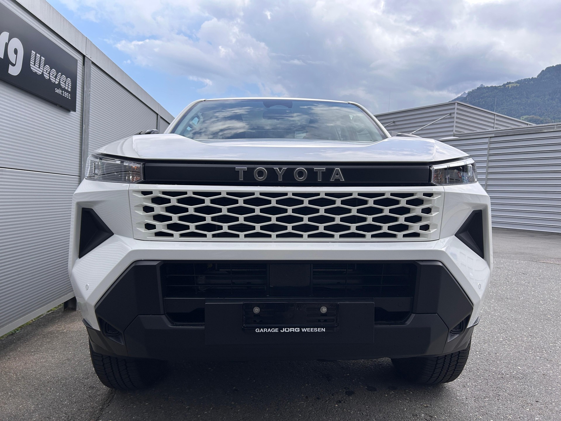 TOYOTA Hilux Double Cab.-Pick-up 2.8 D-4D MHEV 204 Active-image-1