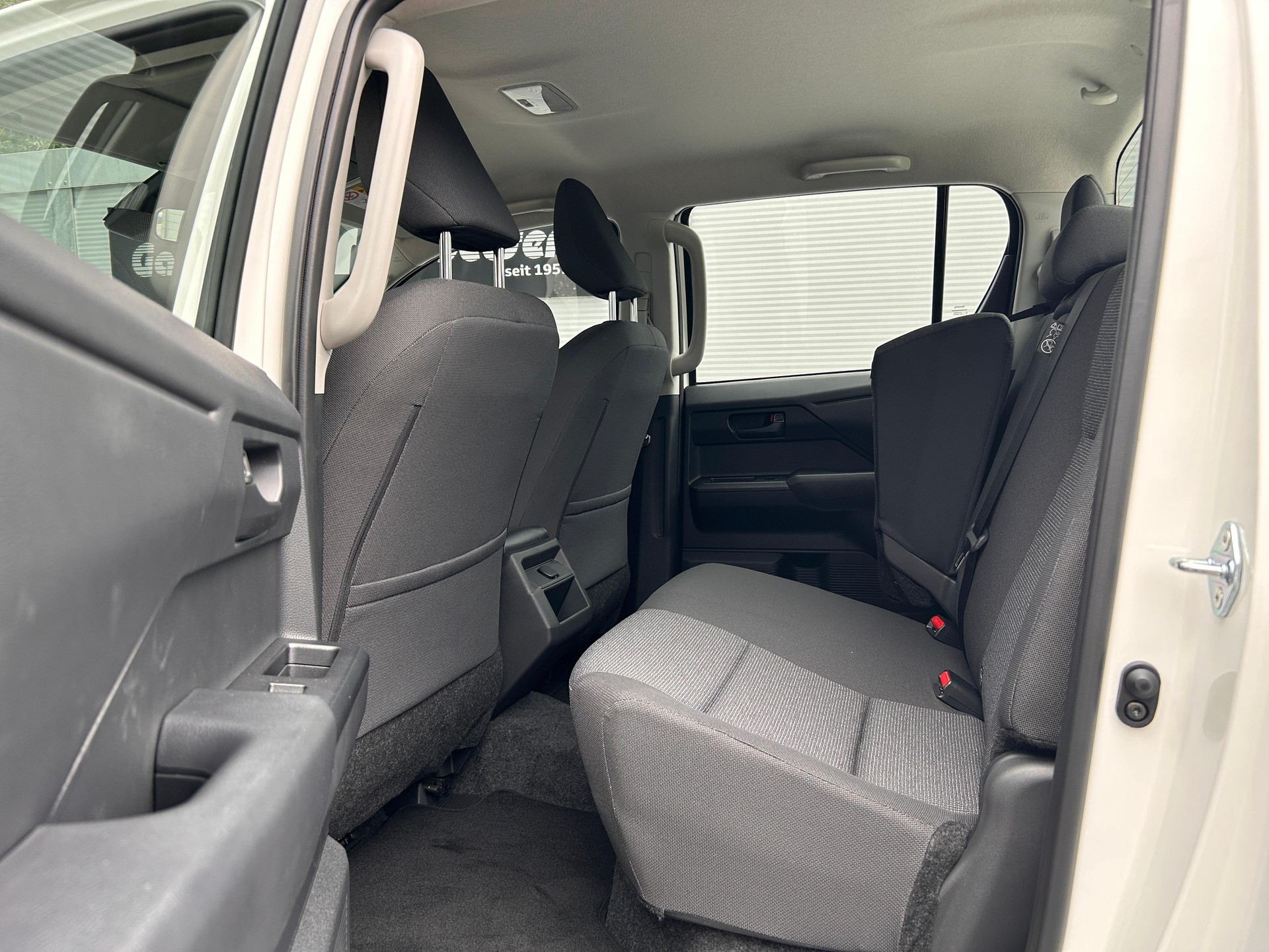 TOYOTA Hilux Double Cab.-Pick-up 2.8 D-4D MHEV 204 Active-image-12