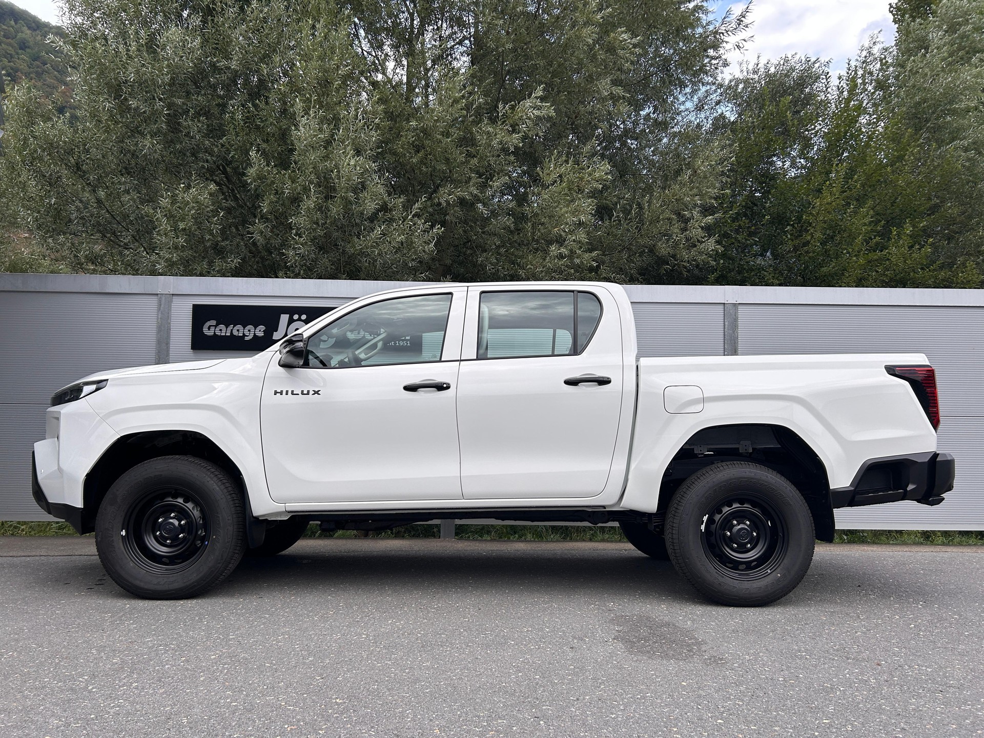 TOYOTA Hilux Double Cab.-Pick-up 2.8 D-4D MHEV 204 Active-image-2