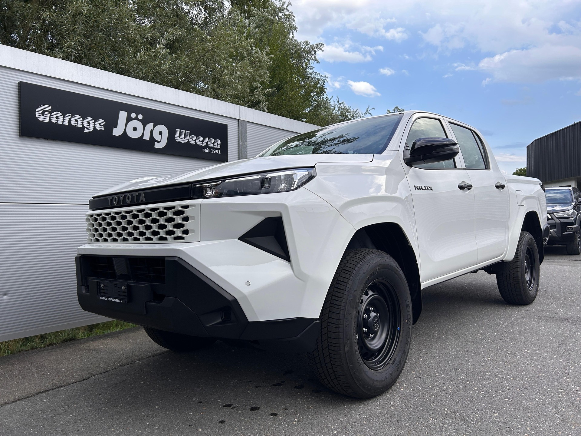 TOYOTA Hilux Double Cab.-Pick-up 2.8 D-4D MHEV 204 Active-image-0