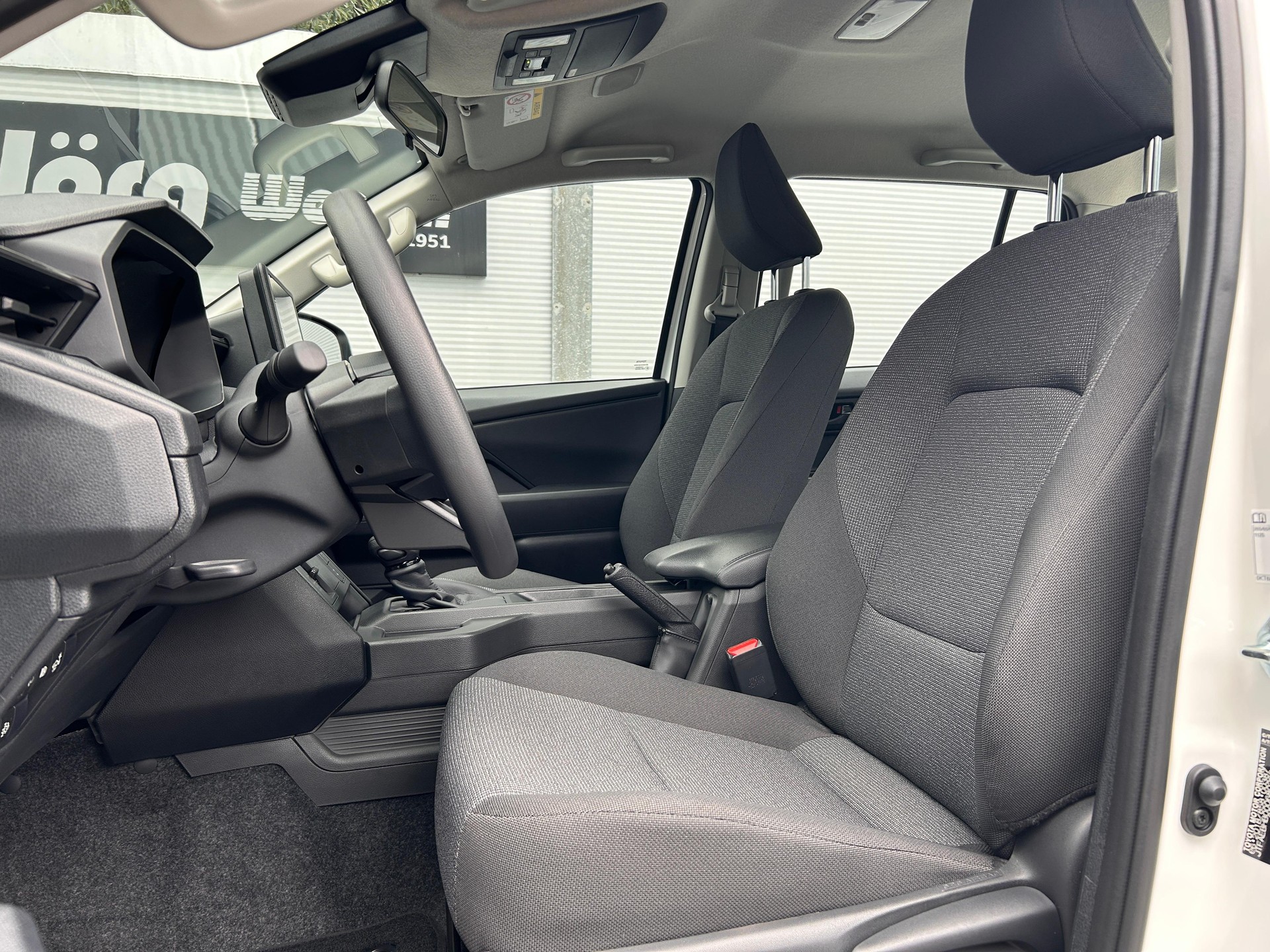 TOYOTA Hilux Double Cab.-Pick-up 2.8 D-4D MHEV 204 Active-image-6