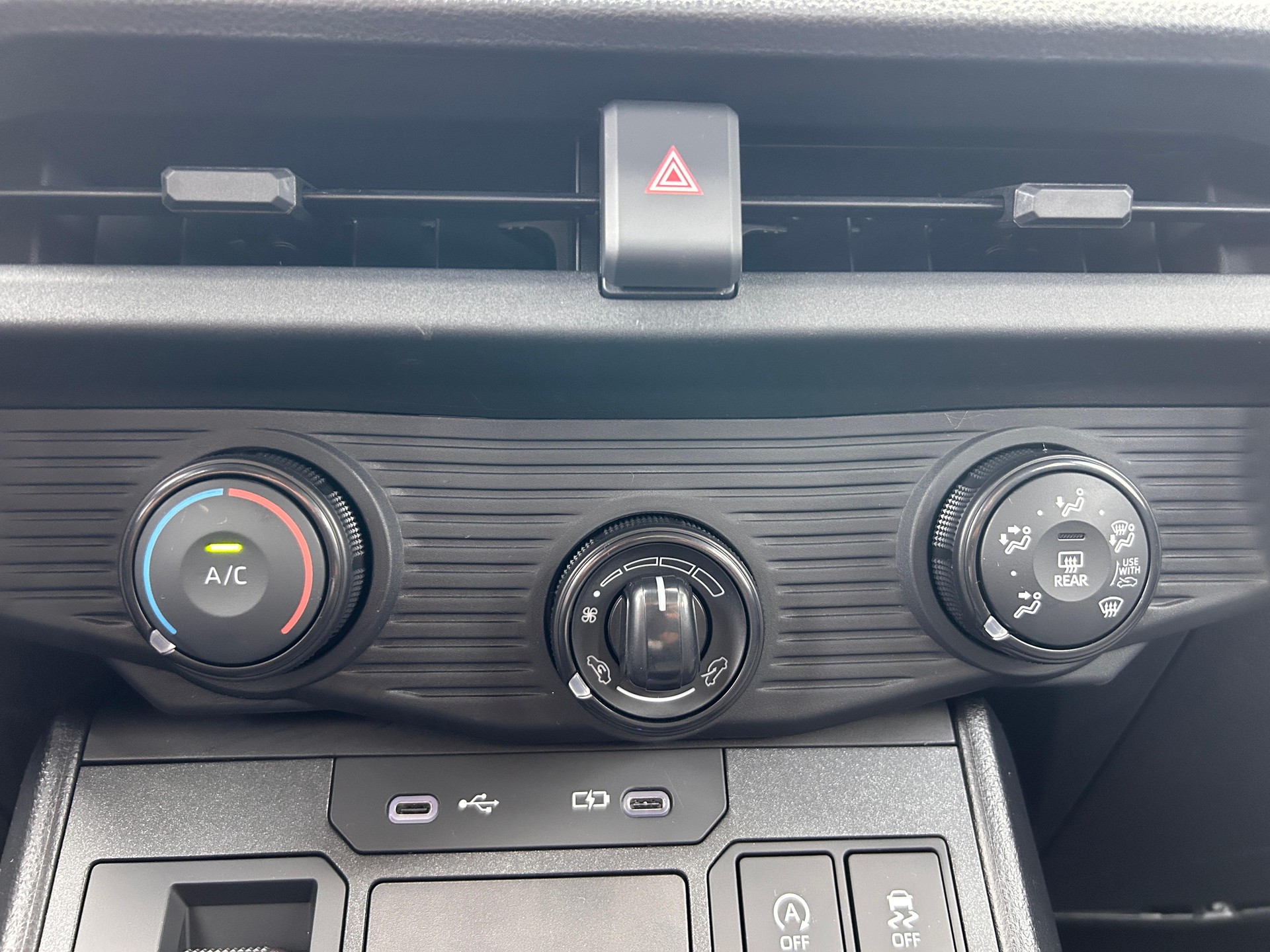 TOYOTA Hilux Double Cab.-Pick-up 2.8 D-4D MHEV 204 Active-image-9
