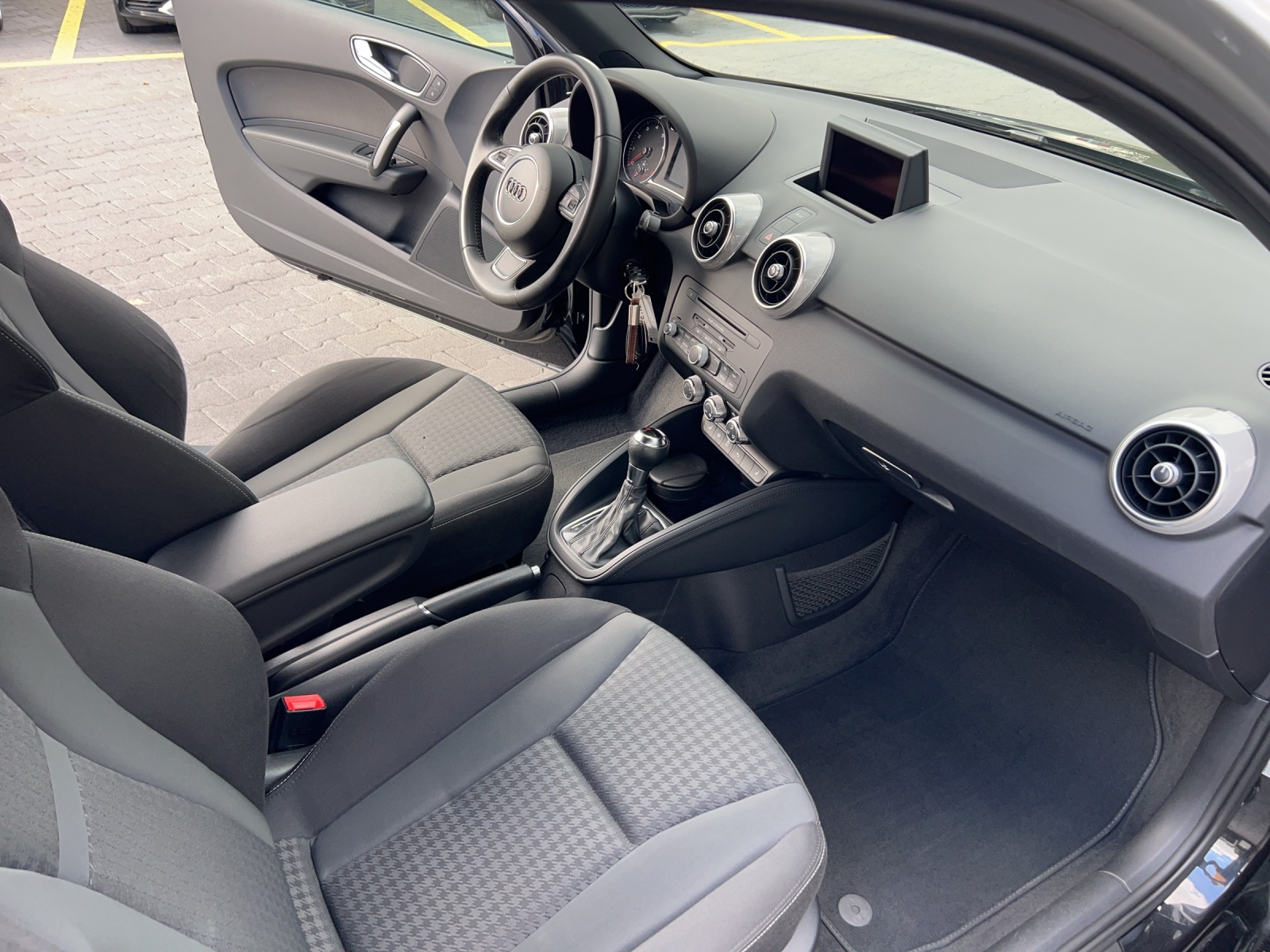 AUDI A1 1.4 TFSI Ambition S-tronic-image-6