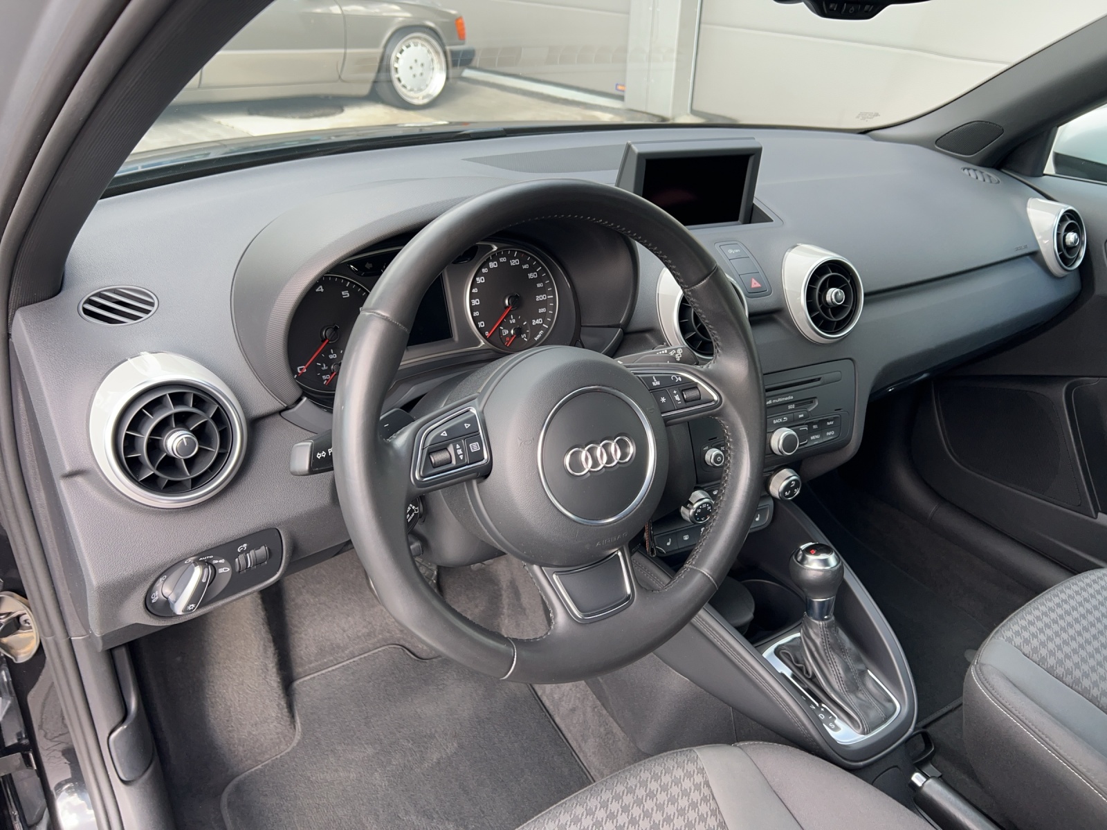 AUDI A1 1.4 TFSI Ambition S-tronic-image-9
