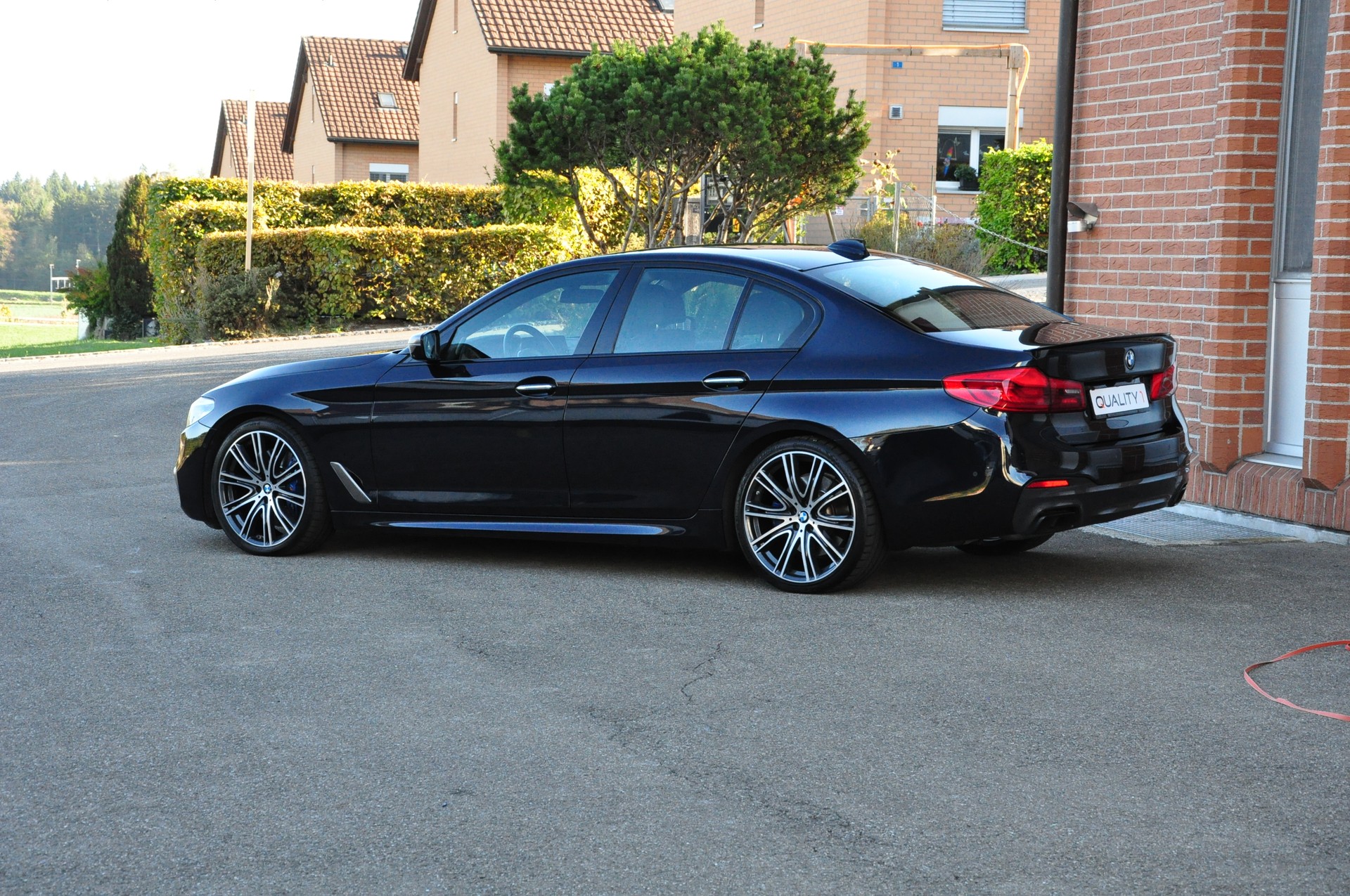 BMW M550i xDrive Steptronic /Topausstattung / Innen + aussen Neuwertig-image-4
