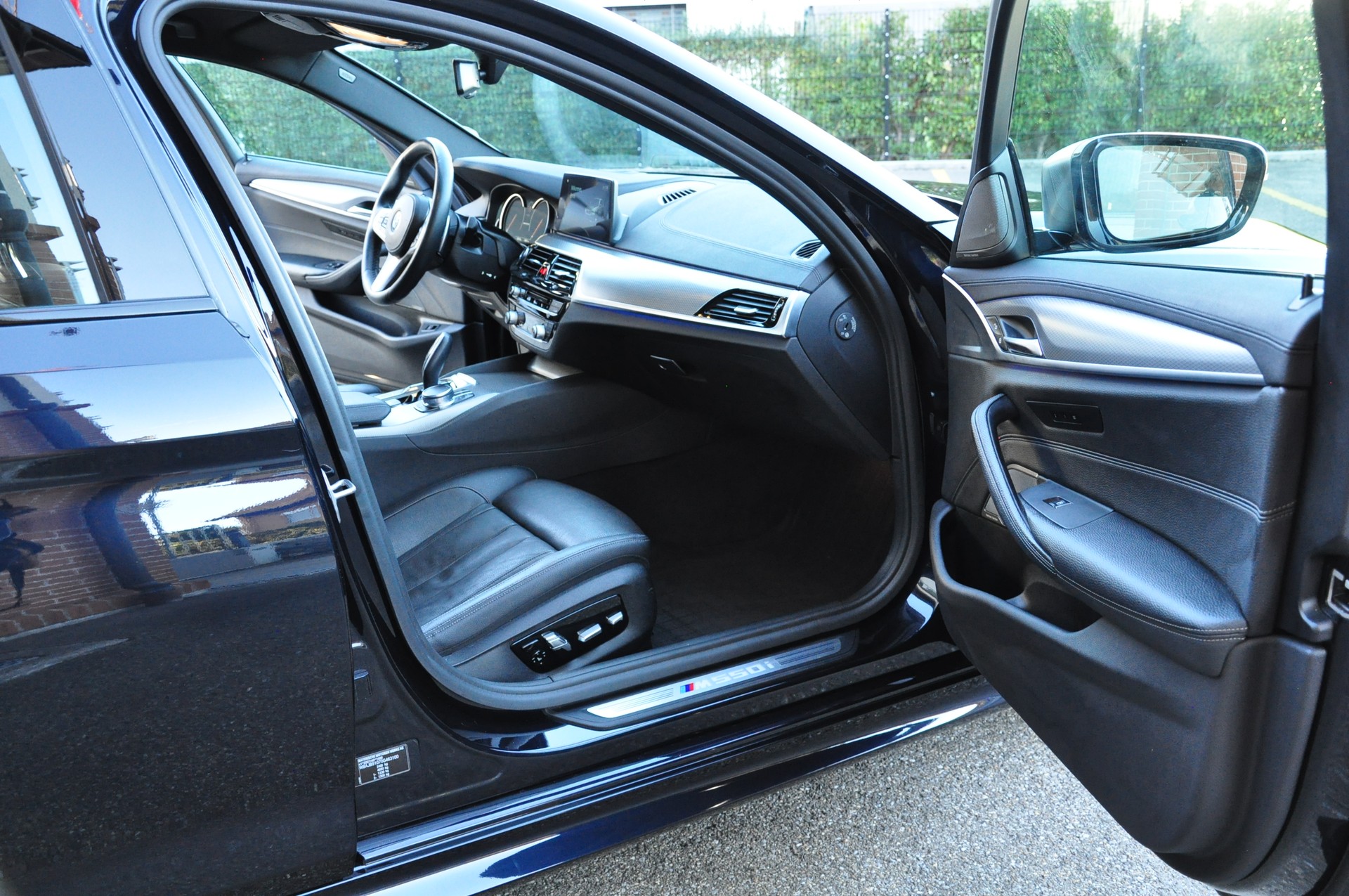 BMW M550i xDrive Steptronic /Topausstattung / Innen + aussen Neuwertig-image-12