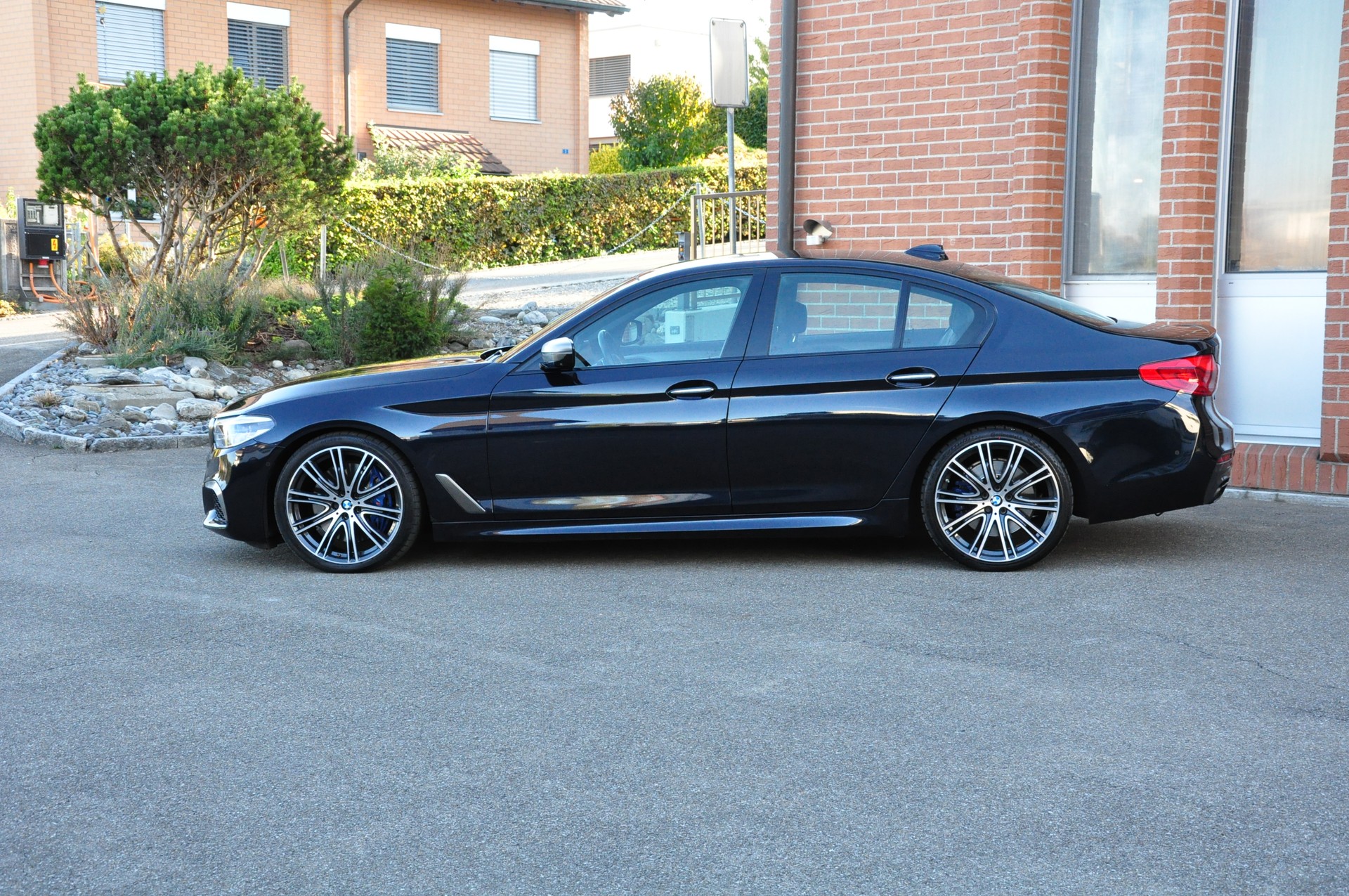 BMW M550i xDrive Steptronic /Topausstattung / Innen + aussen Neuwertig-image-3