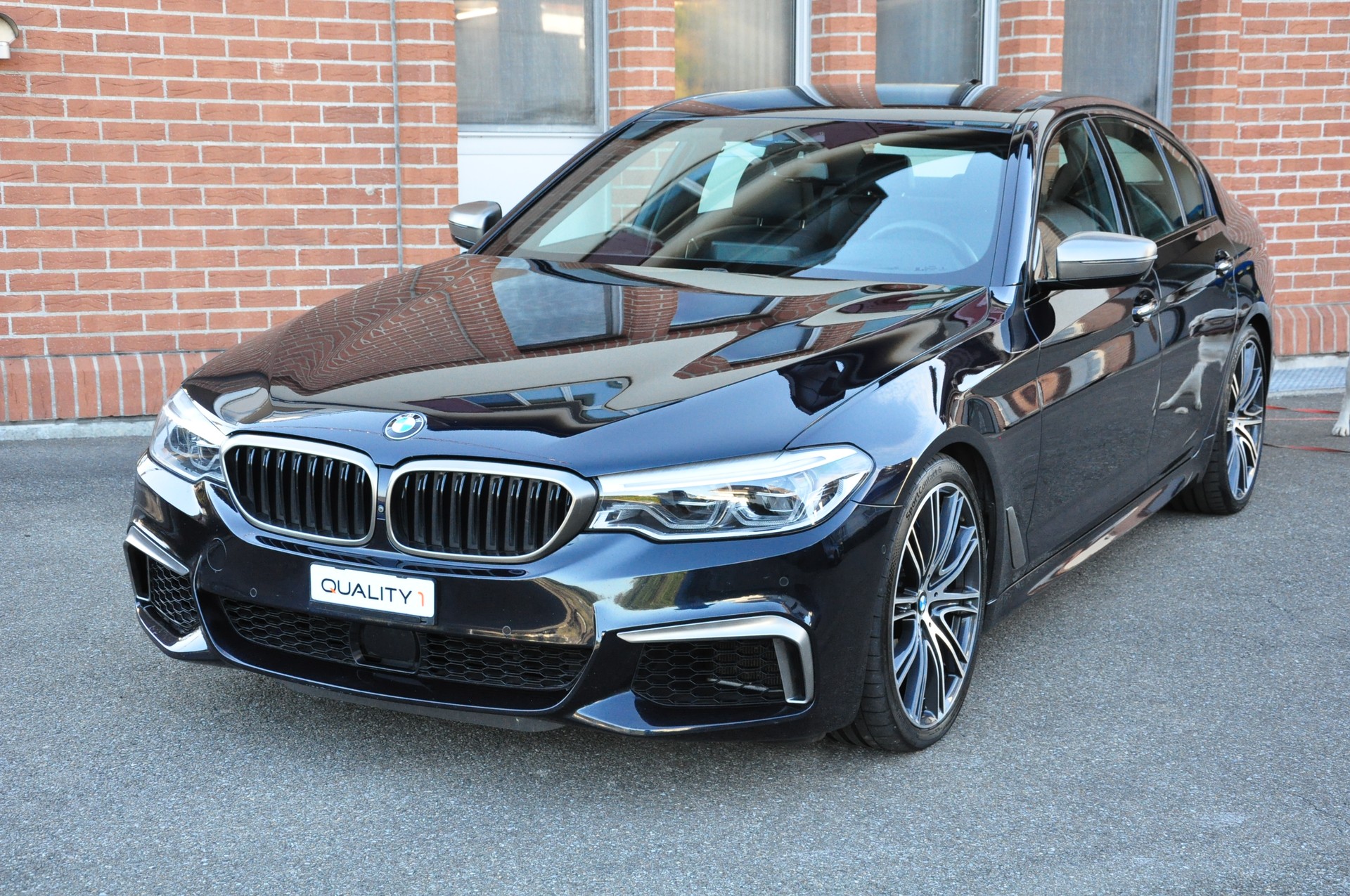 BMW M550i xDrive Steptronic /Topausstattung / Innen + aussen Neuwertig-image-0