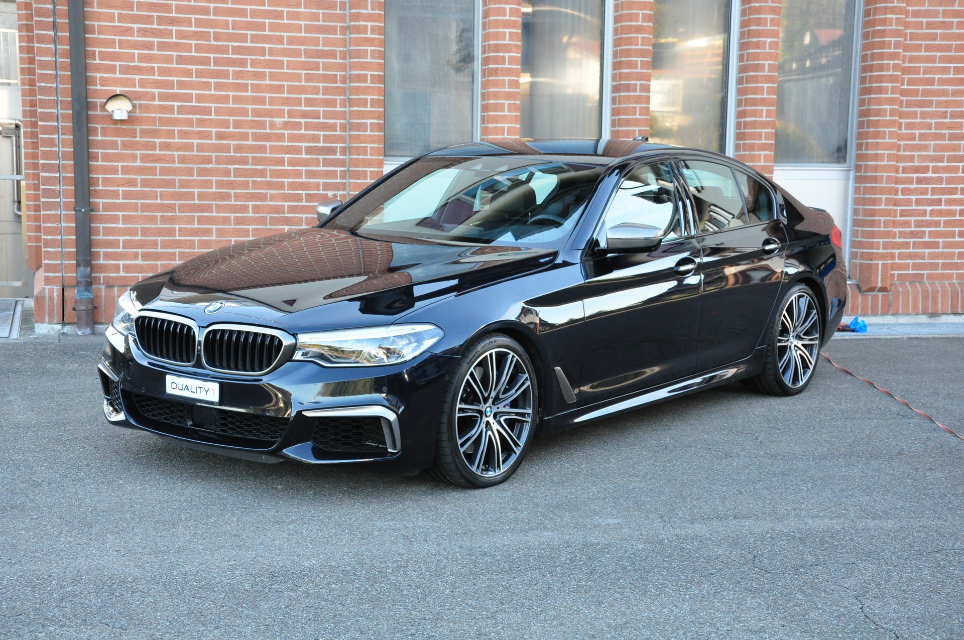 BMW M550i xDrive Steptronic /Topausstattung / Innen + aussen Neuwertig-image-1