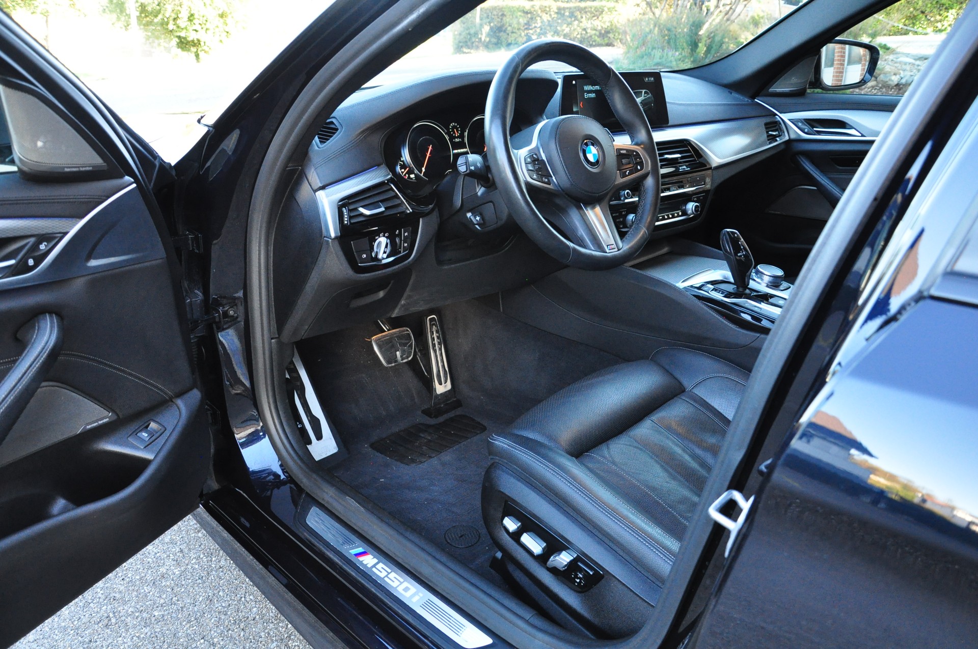 BMW M550i xDrive Steptronic /Topausstattung / Innen + aussen Neuwertig-image-10