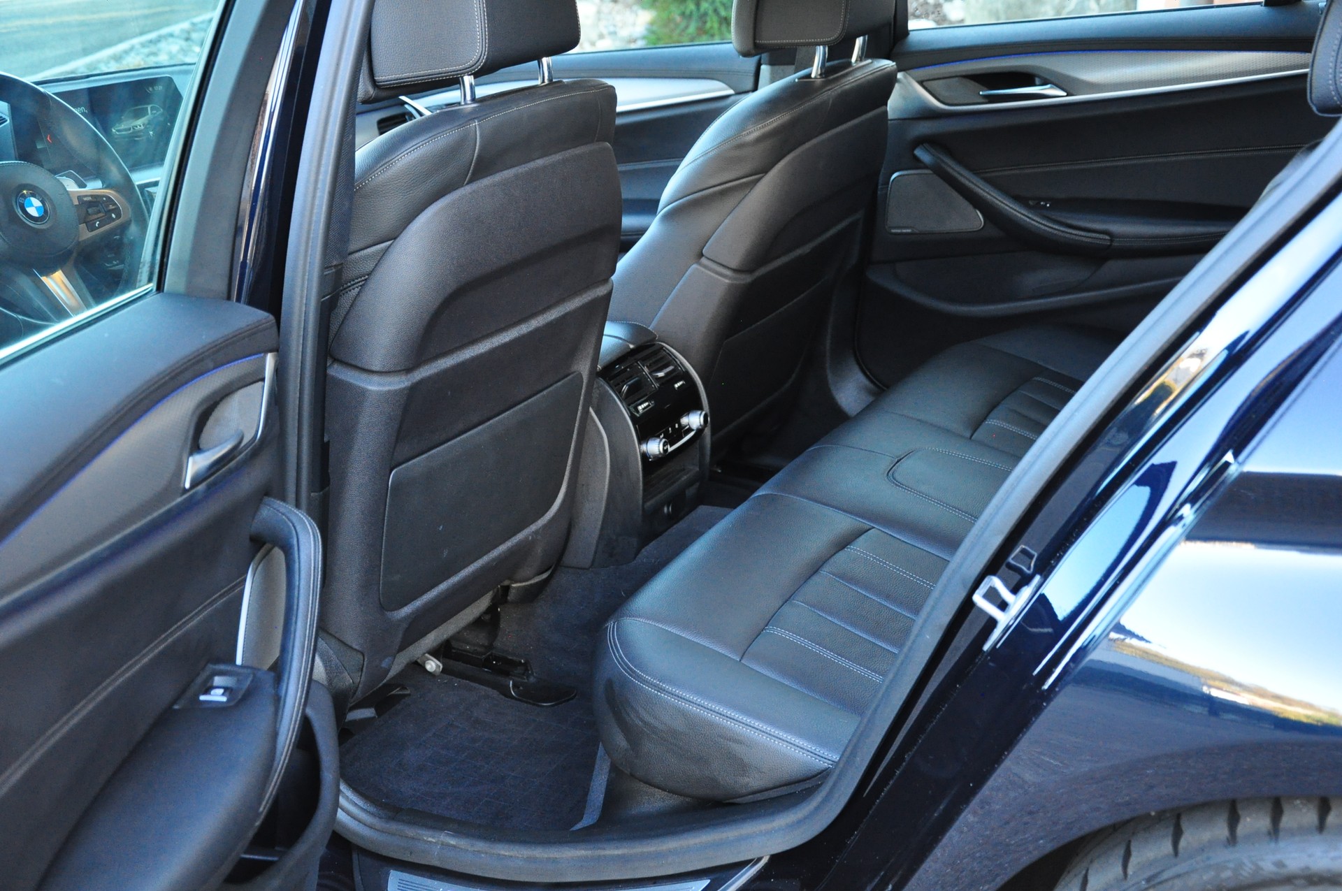BMW M550i xDrive Steptronic /Topausstattung / Innen + aussen Neuwertig-image-11