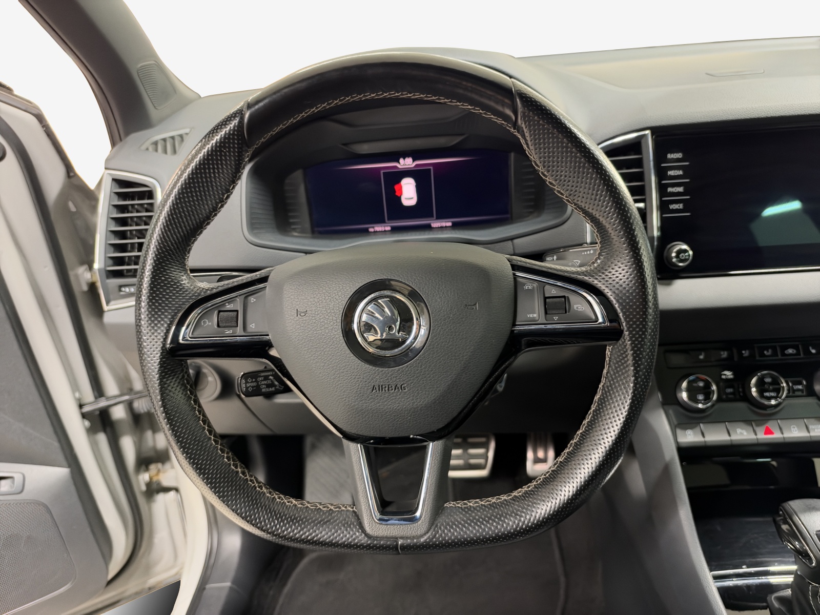 SKODA Karoq 2.0 TSI SportLine 4x4 DSG-image-9