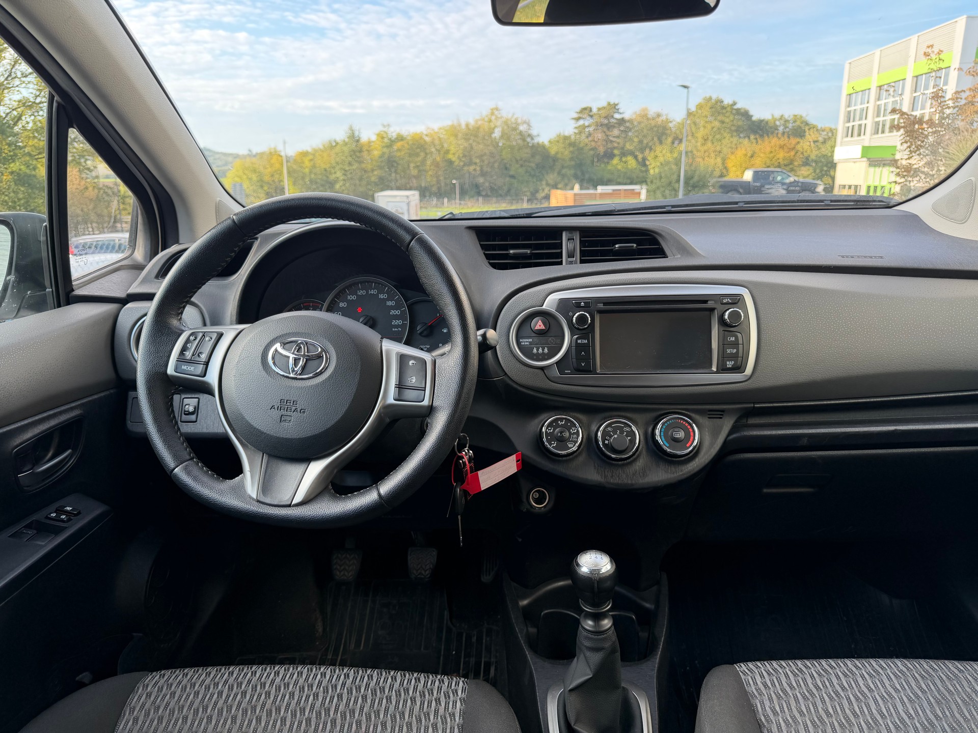 TOYOTA Yaris 1.33 Luna-image-4