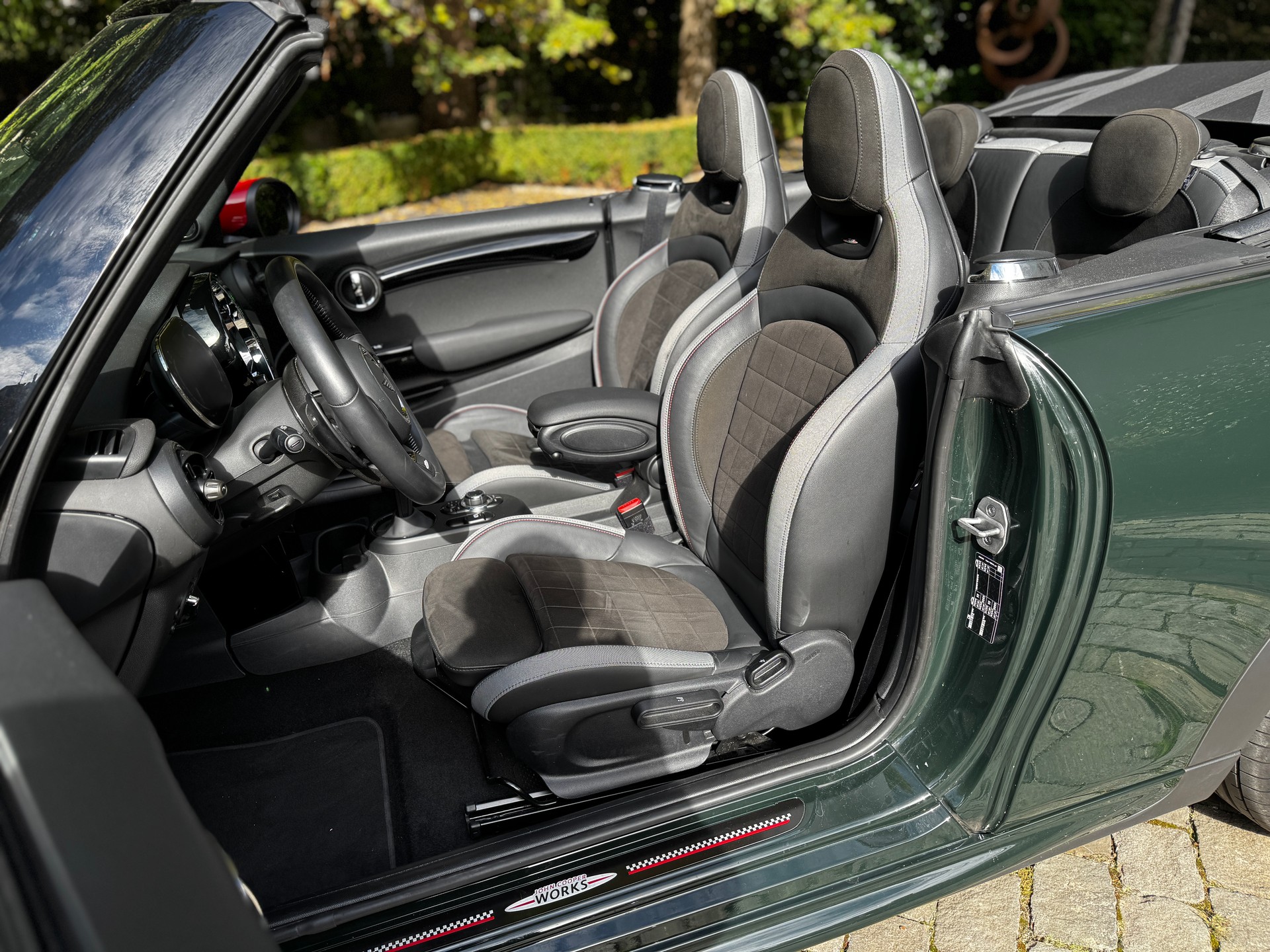MINI Cooper John Cooper Works Cabriolet Steptronic-image-6