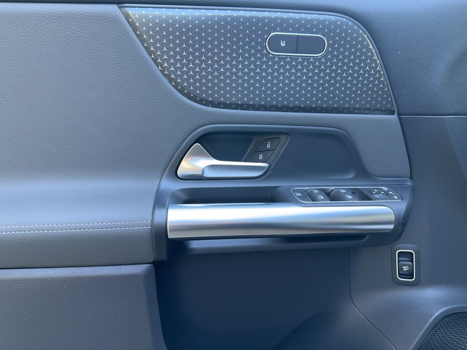 MERCEDES-BENZ EQA 300 4Matic-image-12