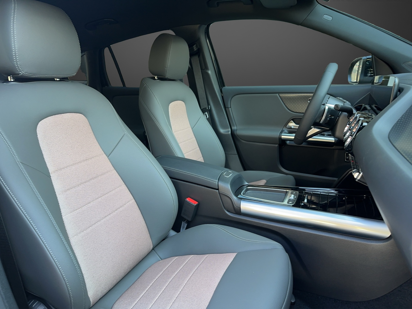 MERCEDES-BENZ EQA 300 4Matic-image-11