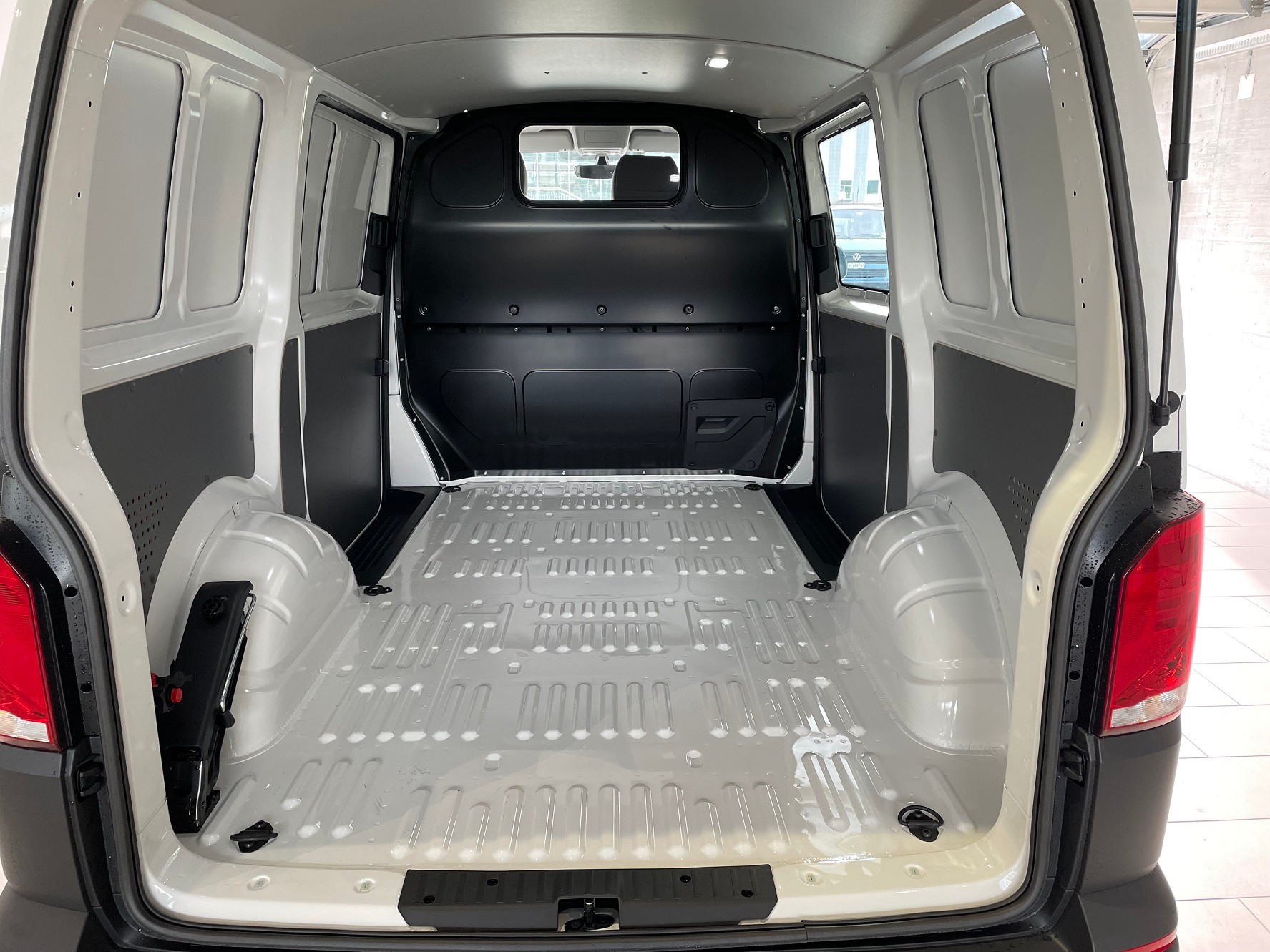 VW T6.1 2.0 TDI Entry-image-4
