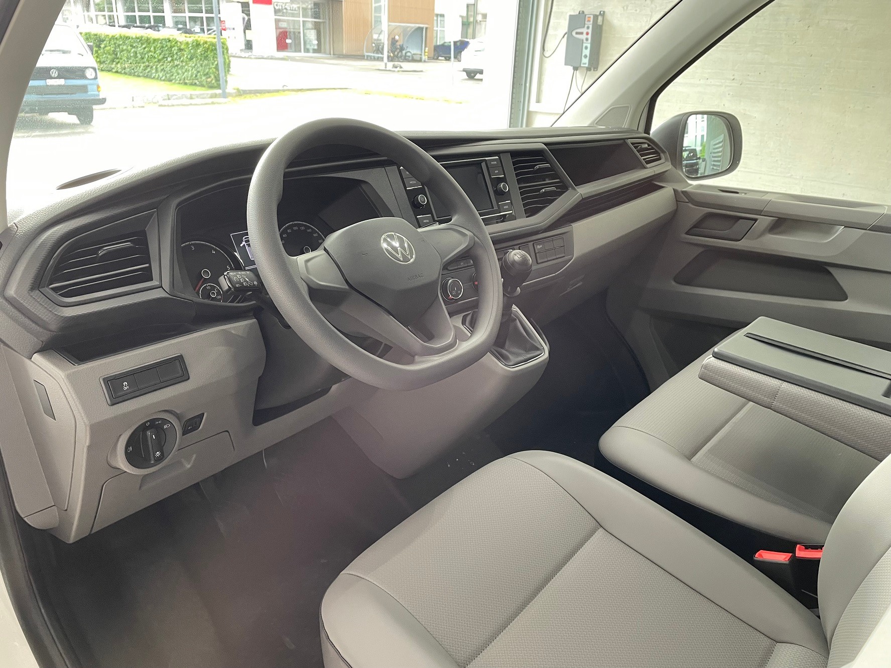 VW T6.1 2.0 TDI Entry-image-9