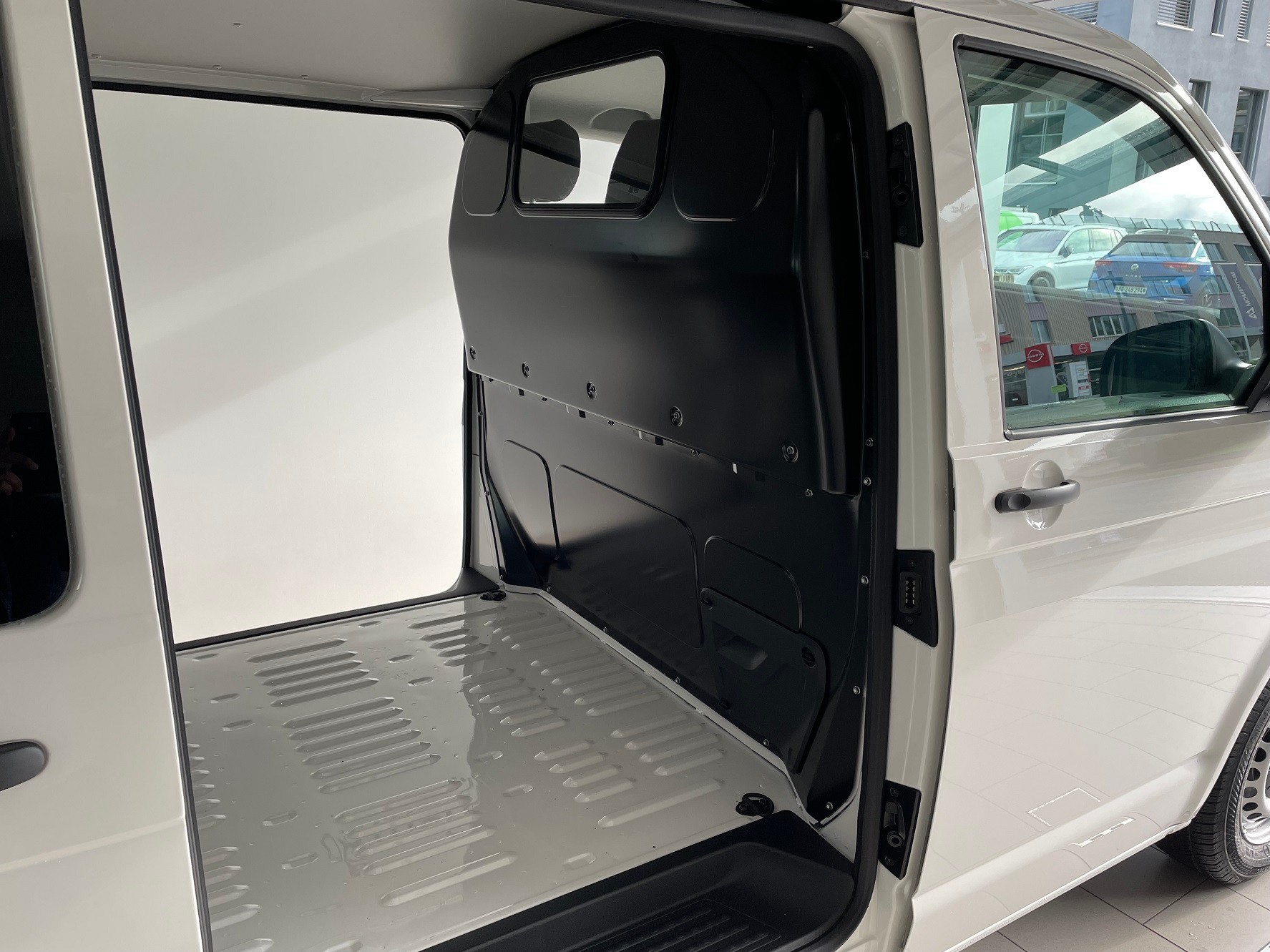 VW T6.1 2.0 TDI Entry-image-6