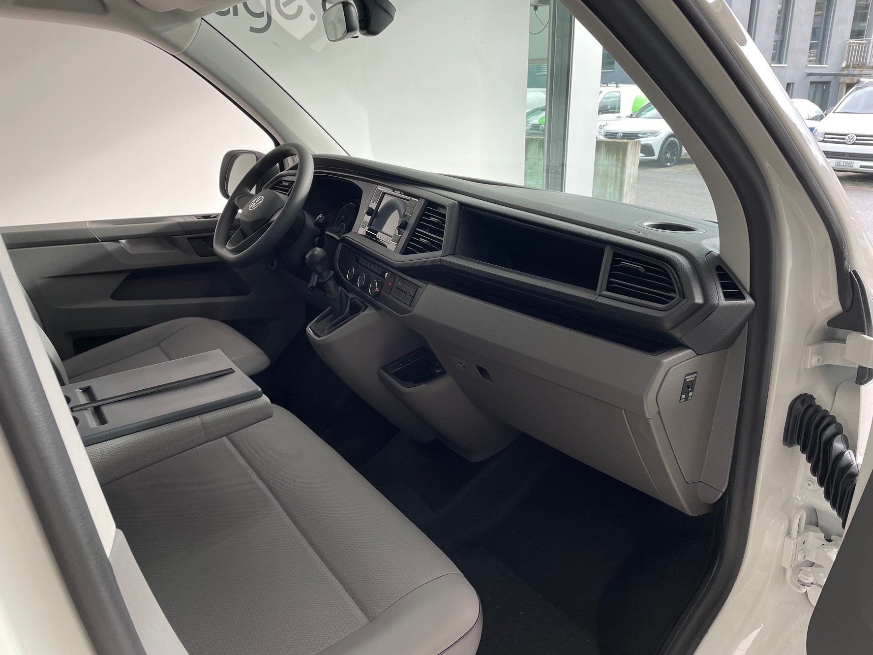 VW T6.1 2.0 TDI Entry-image-7