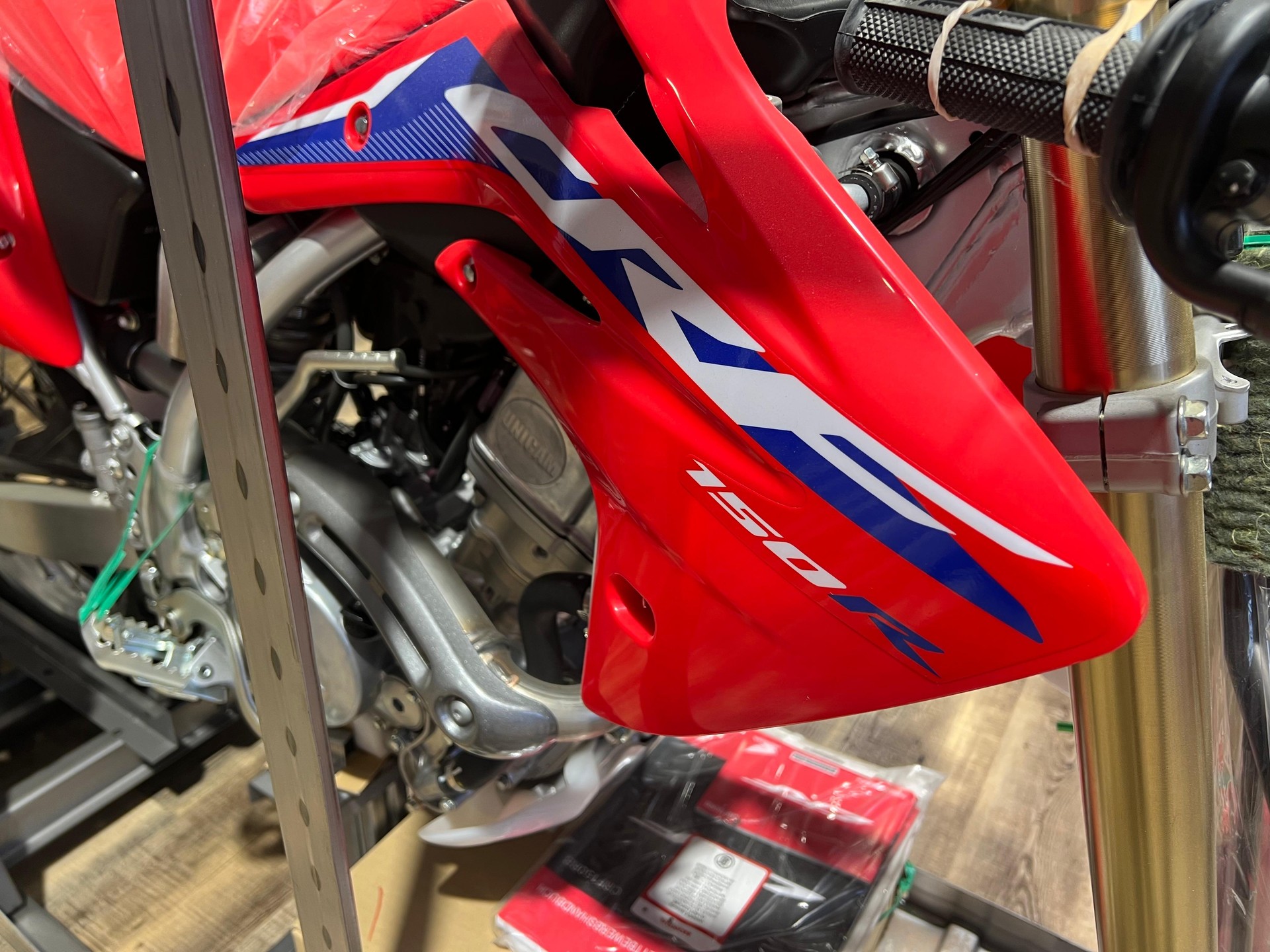 HONDA ** CRF150R ** Neufahrzeug in Kiste-showroom-element-3