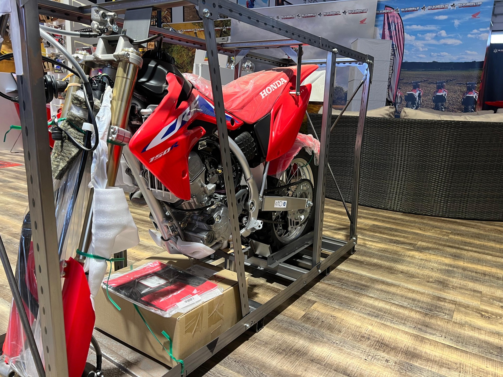 HONDA ** CRF150R ** Neufahrzeug in Kiste-showroom-element-2