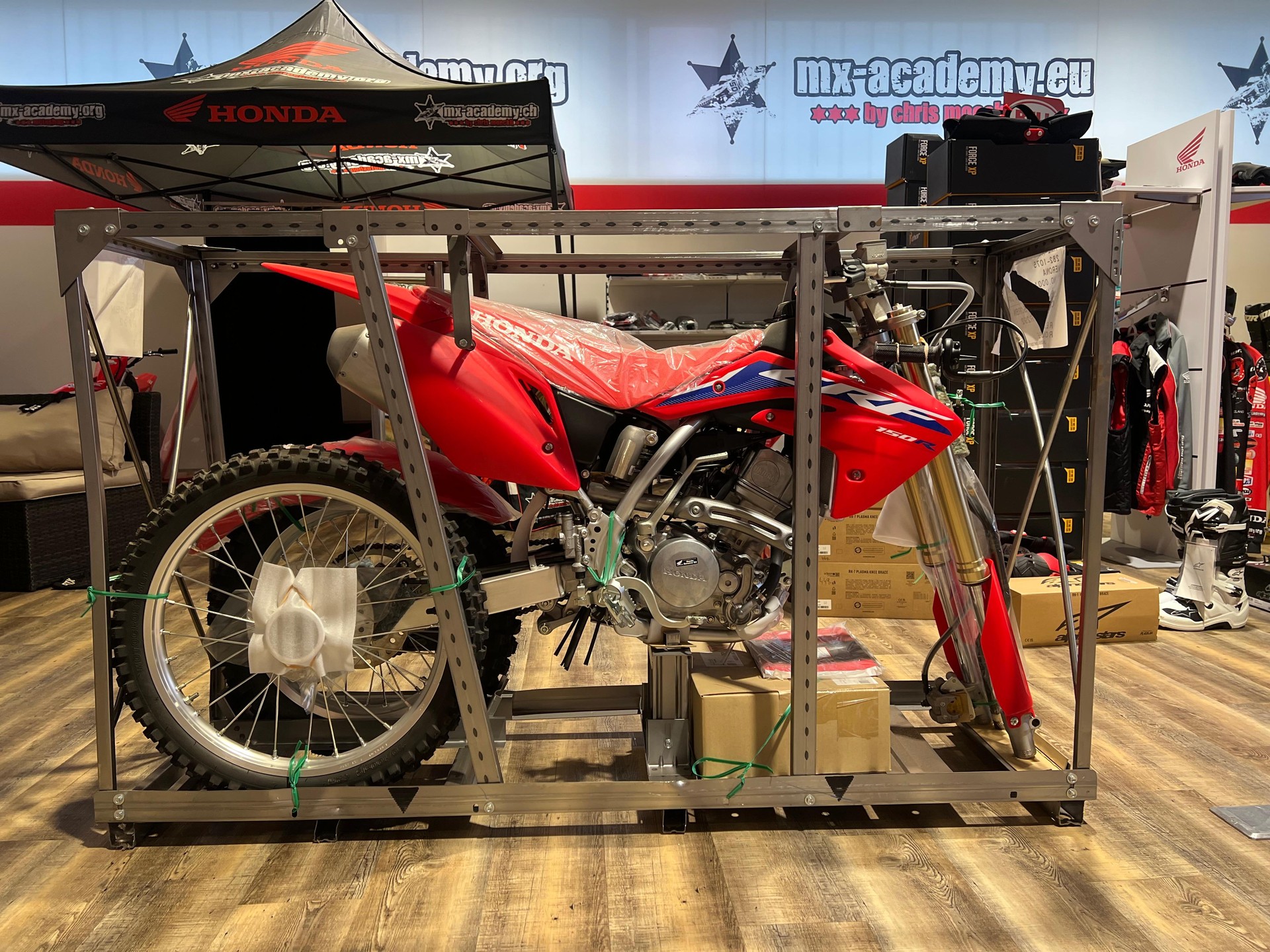 HONDA ** CRF150R ** Neufahrzeug in Kiste-showroom-element-1