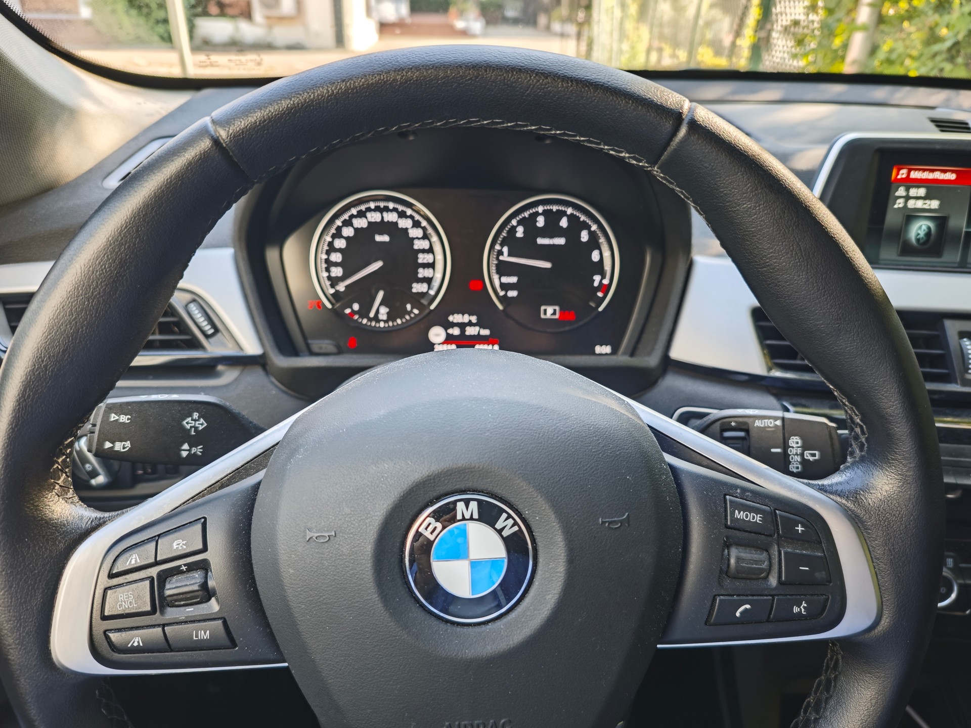BMW X1 xDrive 20i Steptronic-image-6