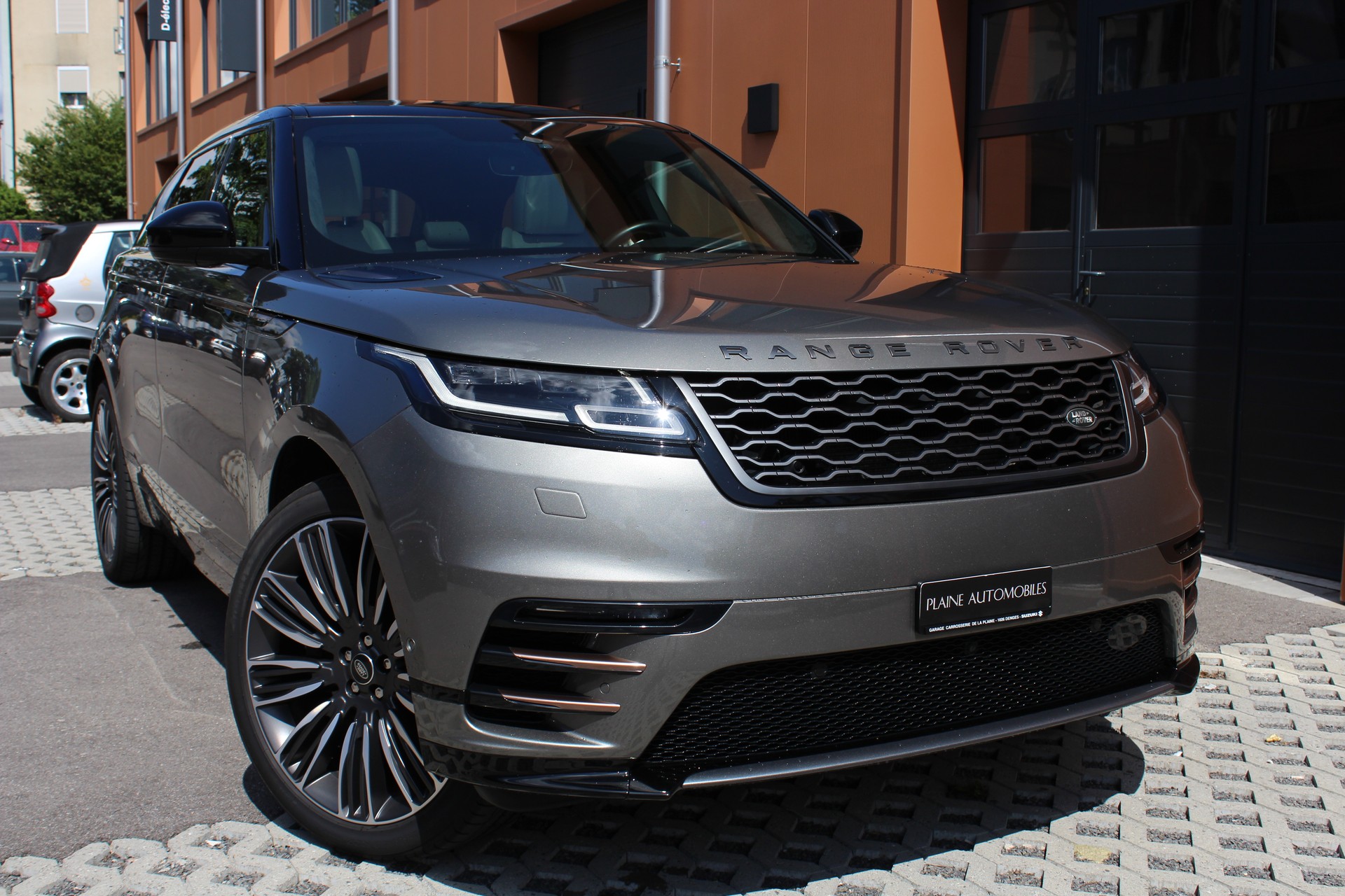 LAND ROVER Range Rover Velar D 300 First Edition Automatic - "Toit Ouvrant * Son Meridian * 8 Roues * Sièges Electriques avec Mémoire"-image-2